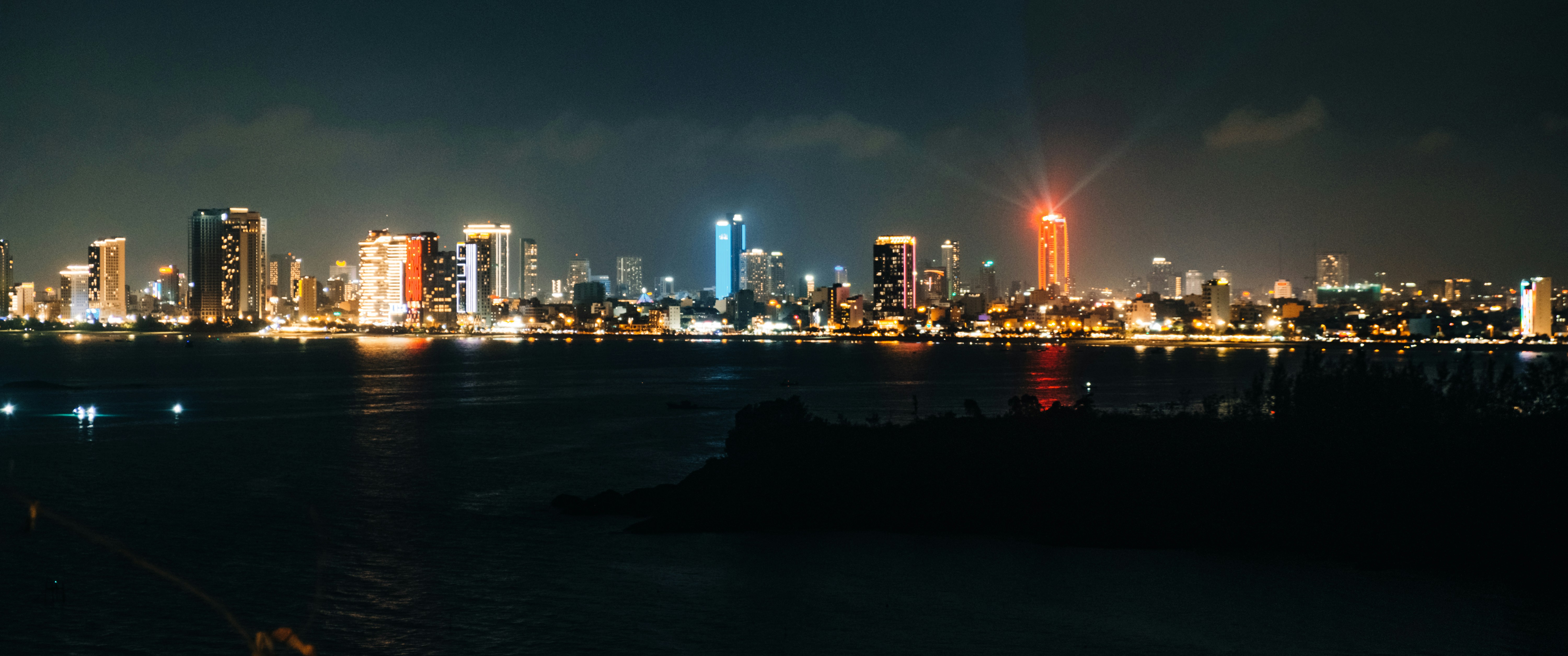 밤에는 물에 반사된 도시 스카이라인이 밝아졌다.