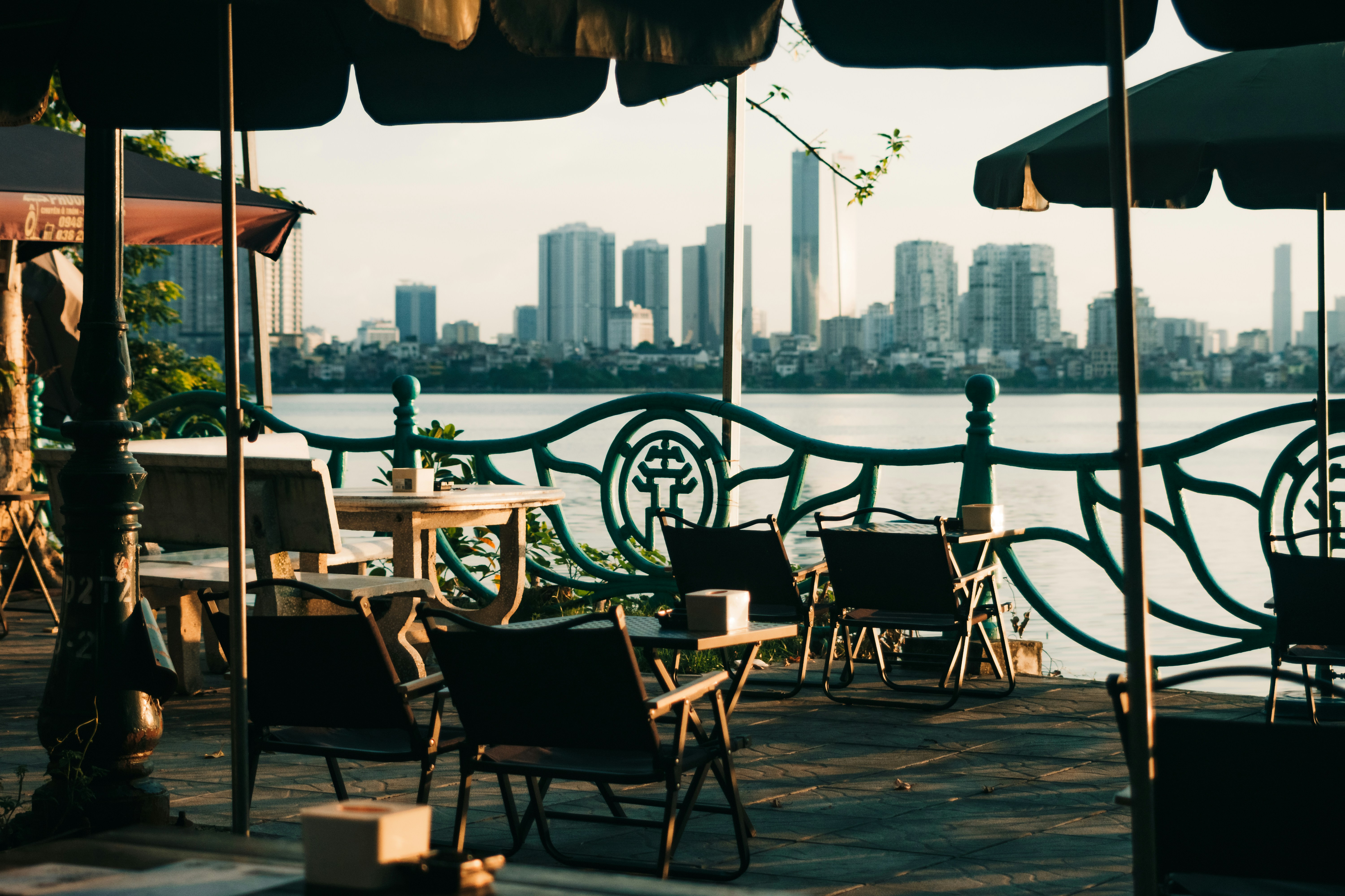 도시 스카이라인 전망이 있는 야외 카페 좌석