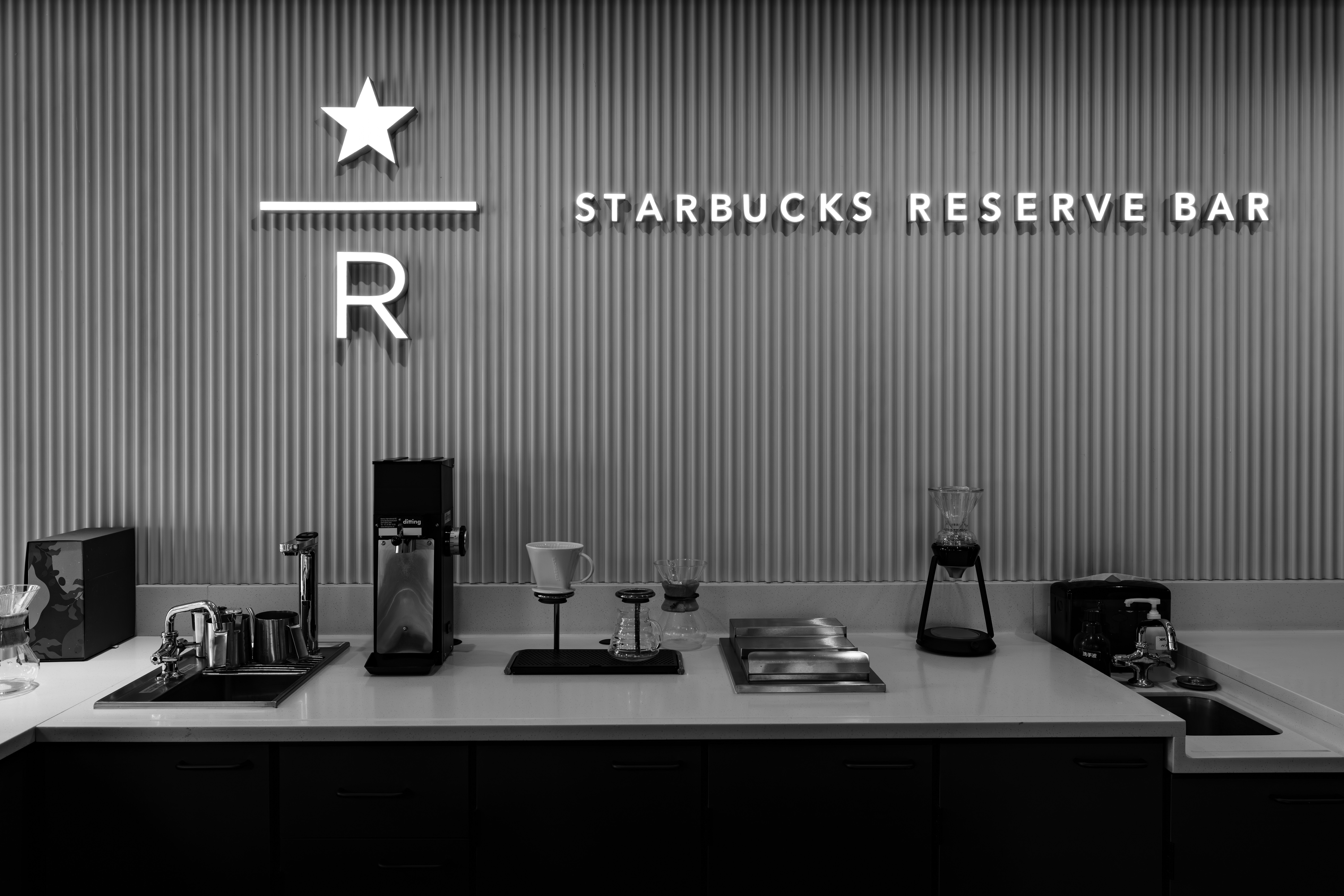 Starbucks reserva bar com equipamentos para fazer café