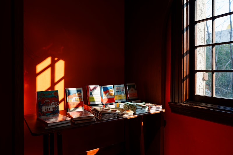 Bücher auf einem Tisch im Sonnenlicht