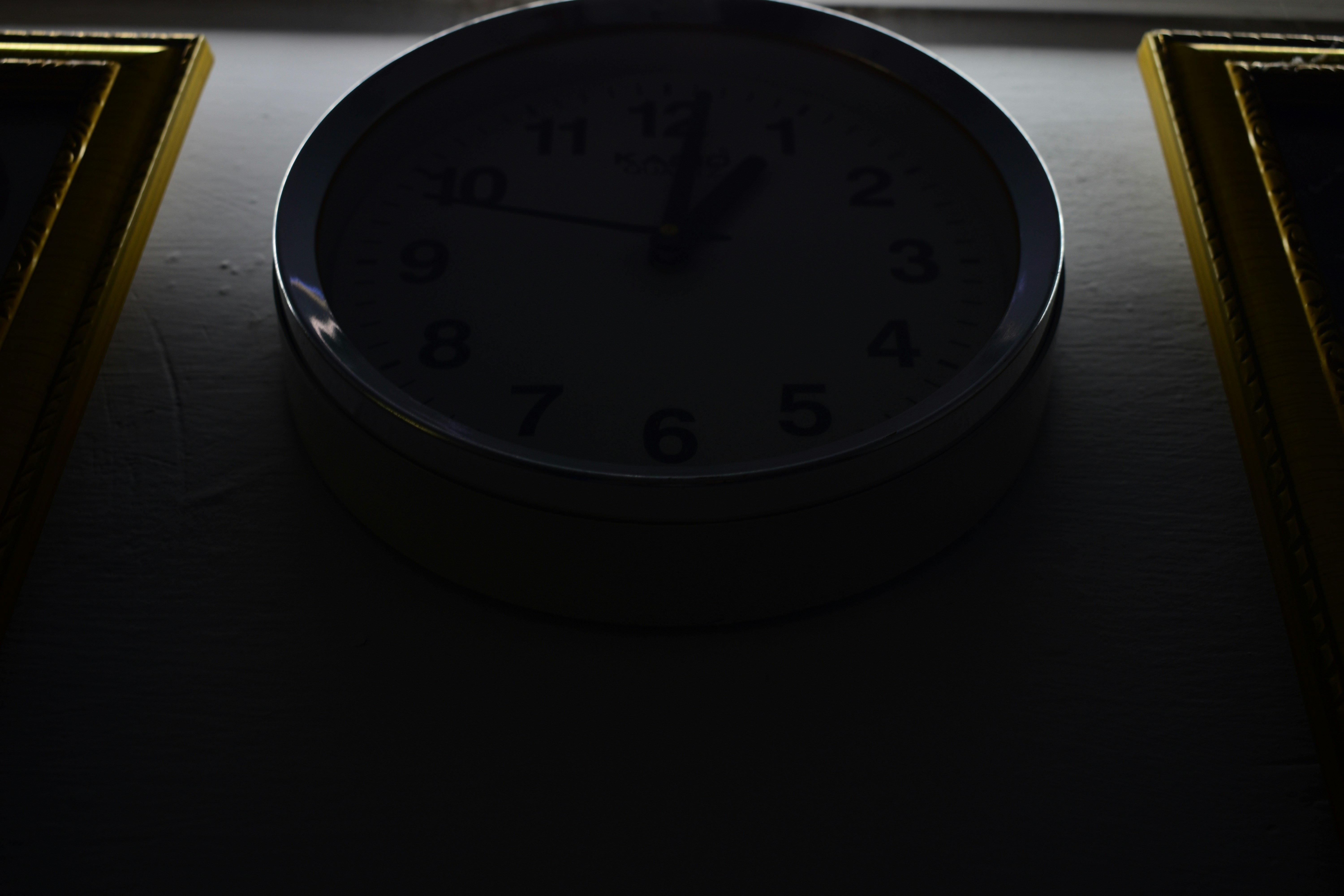 Um mostrador de relógio com ponteiros apontando para quase doze.