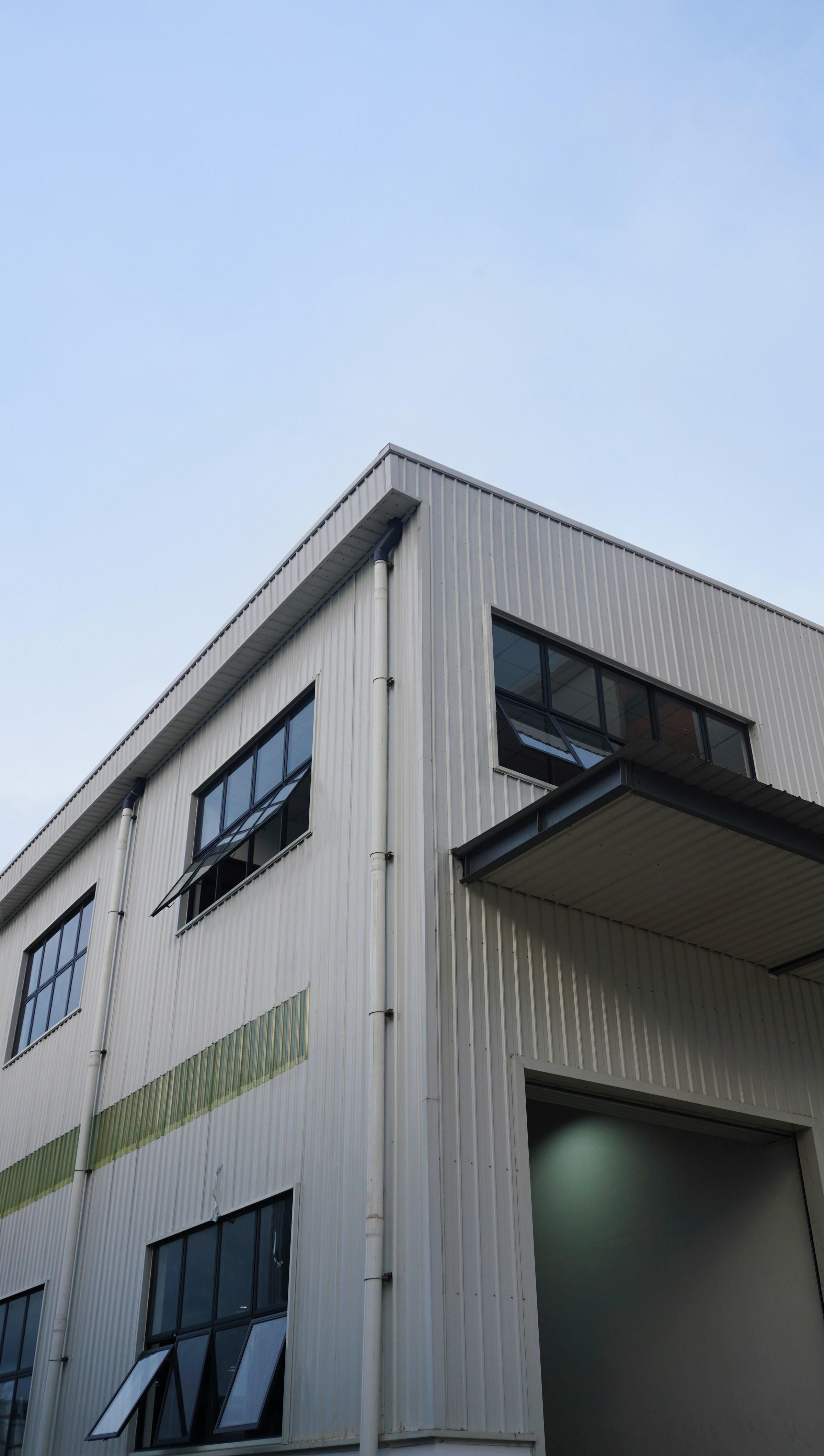 Best practices for bulk storage and handling to preserve freshness and potency