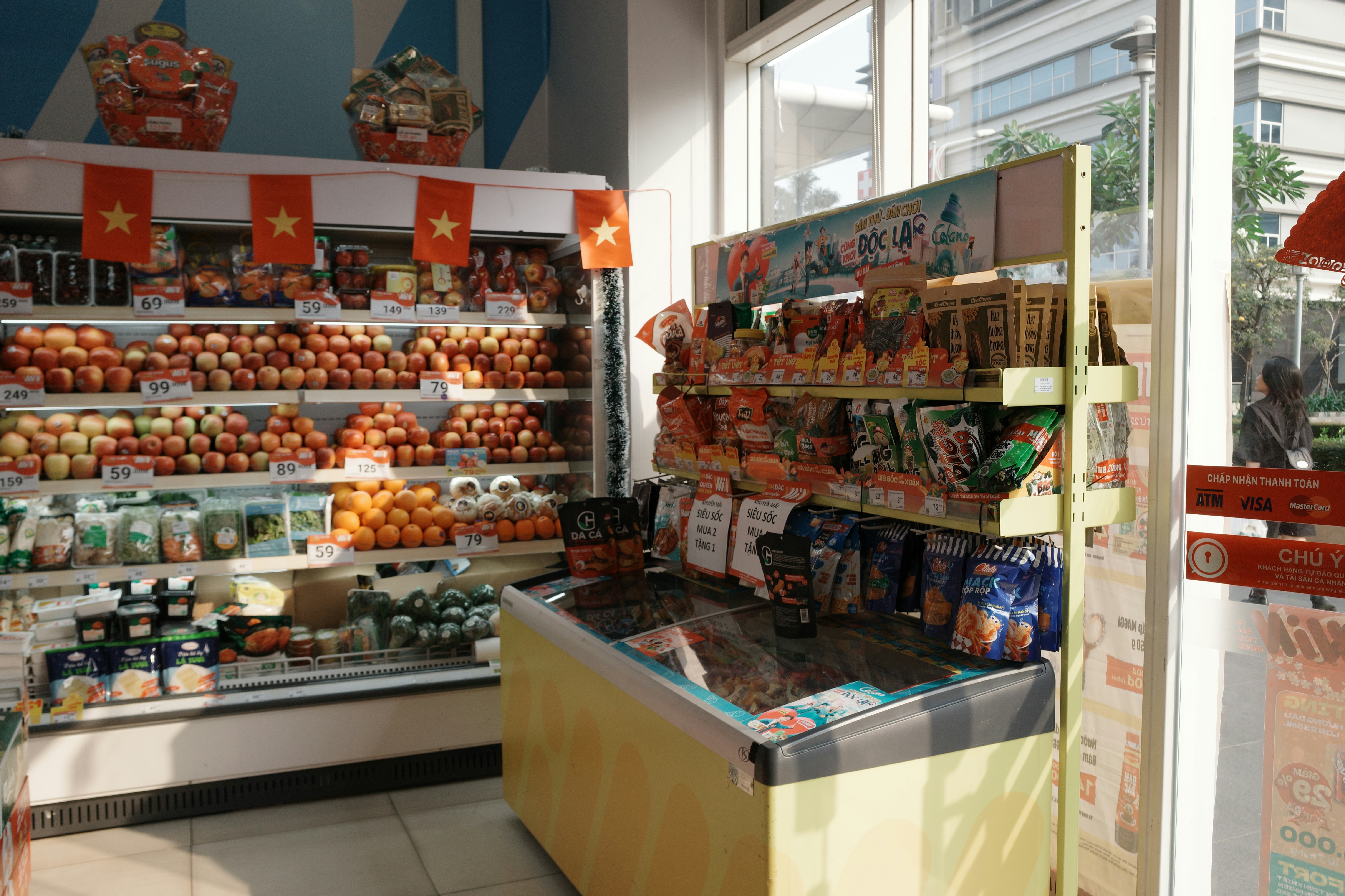 新鮮な野菜やスナックが並ぶスーパー通路。