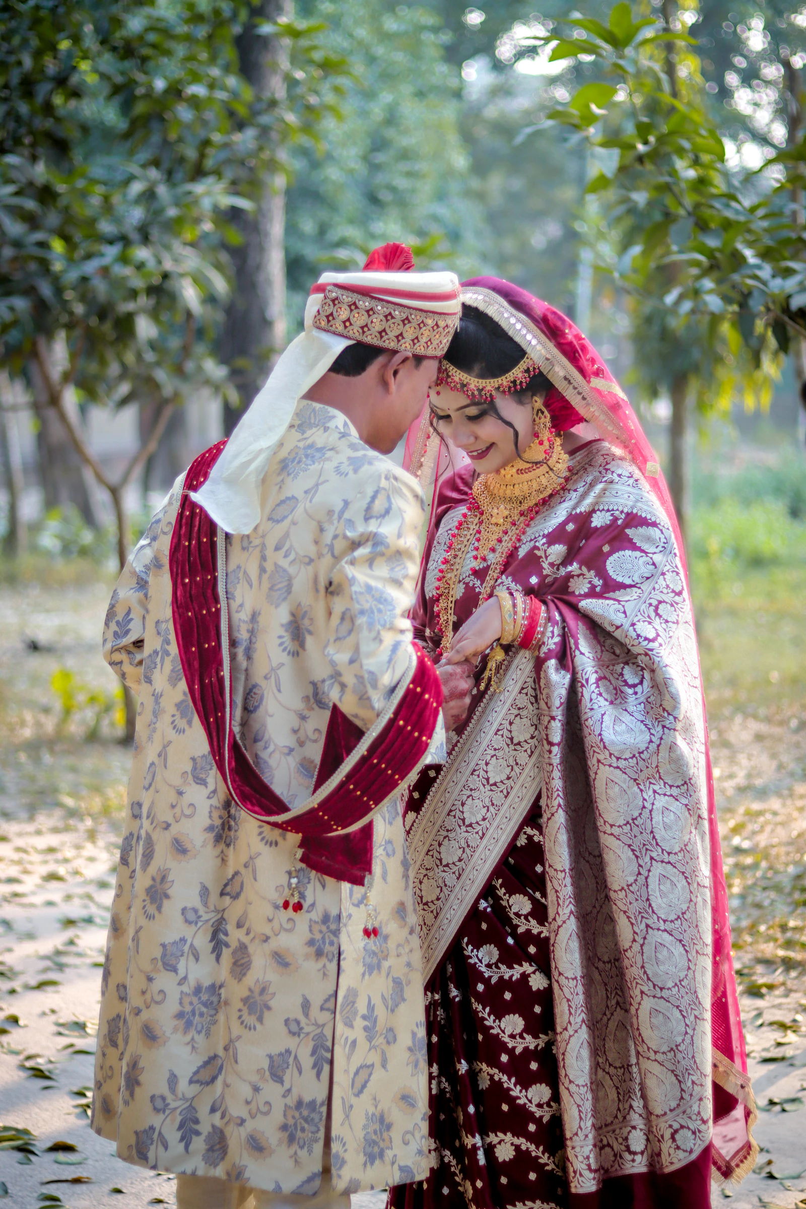 A newly married couple in traditional Indian wedding attire