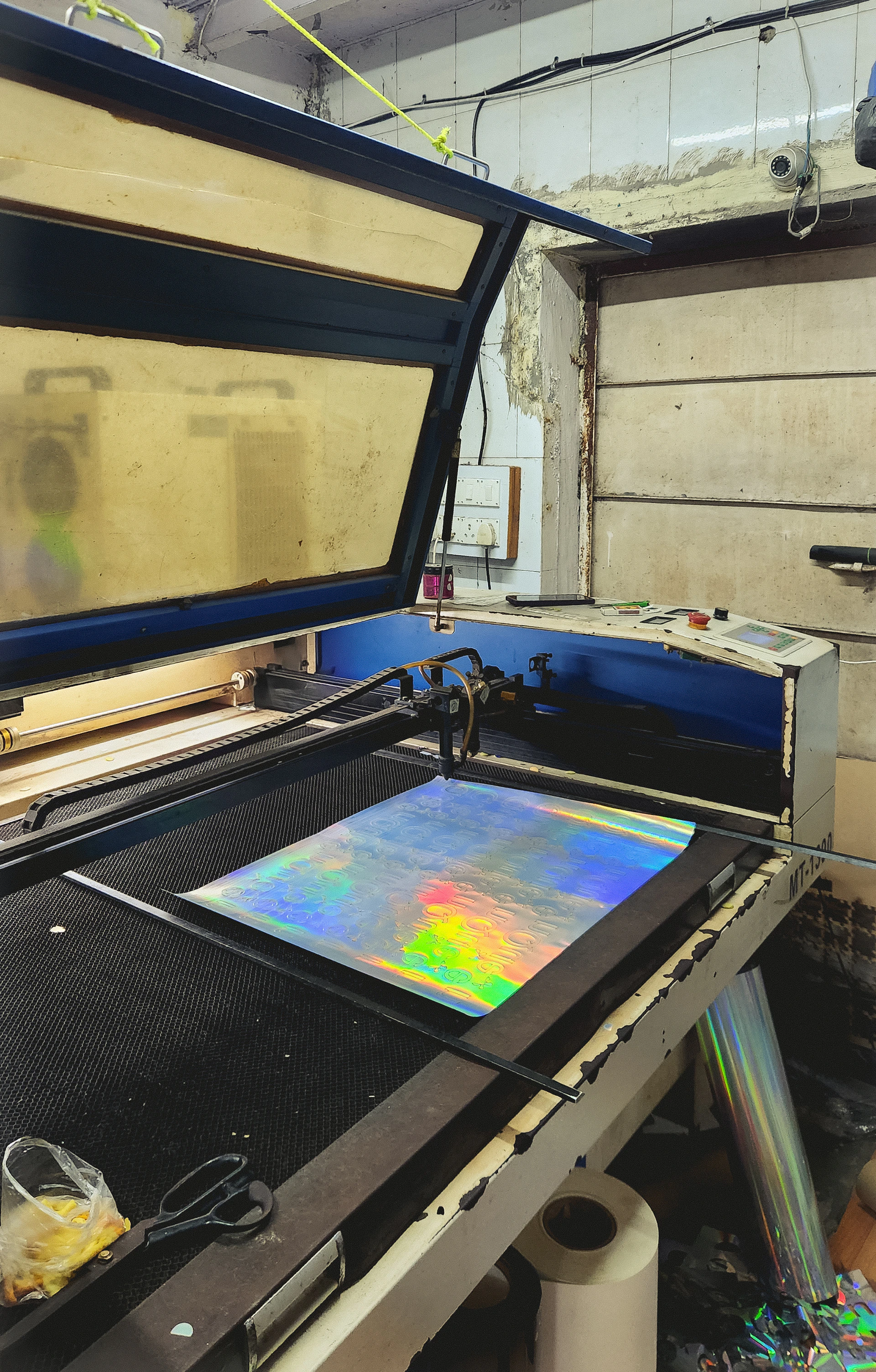 Laser cutter working on holographic material