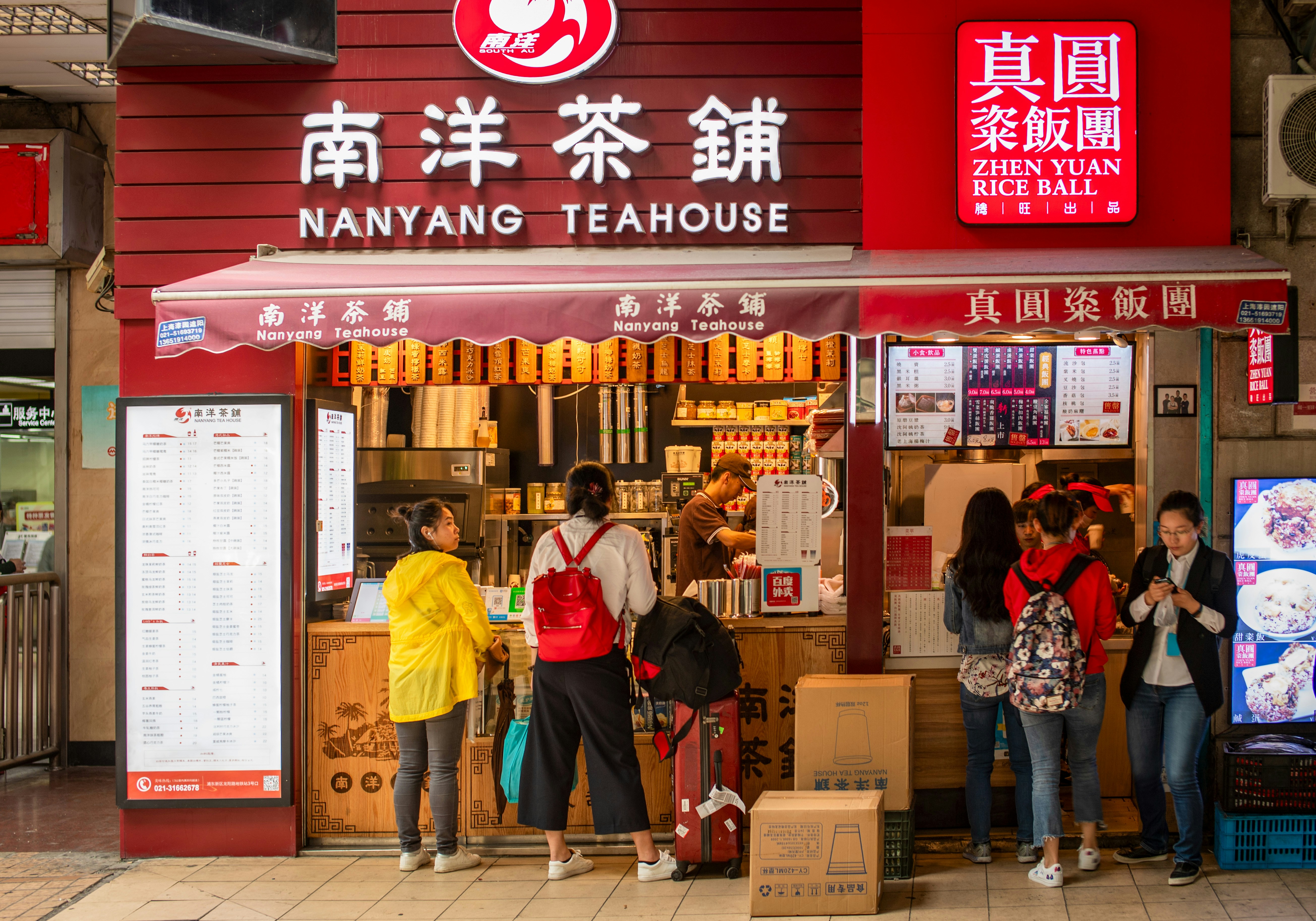 Leute stehen in der Schlange an einem Nanyang-Teehausgeschäft