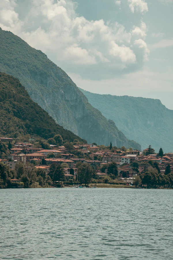 Pueblo junto al lago de Como