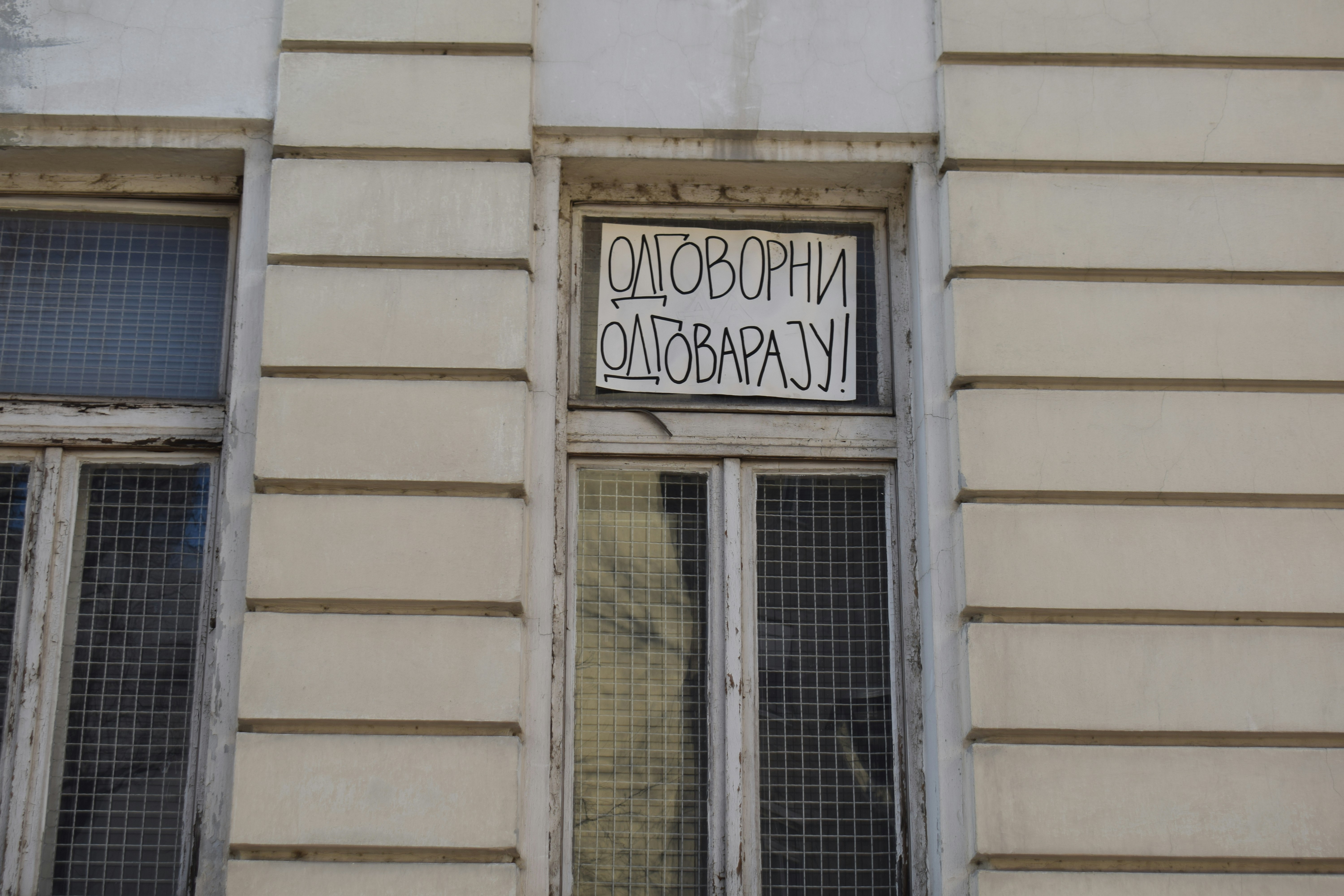 Un cartel con texto está pegado a una ventana