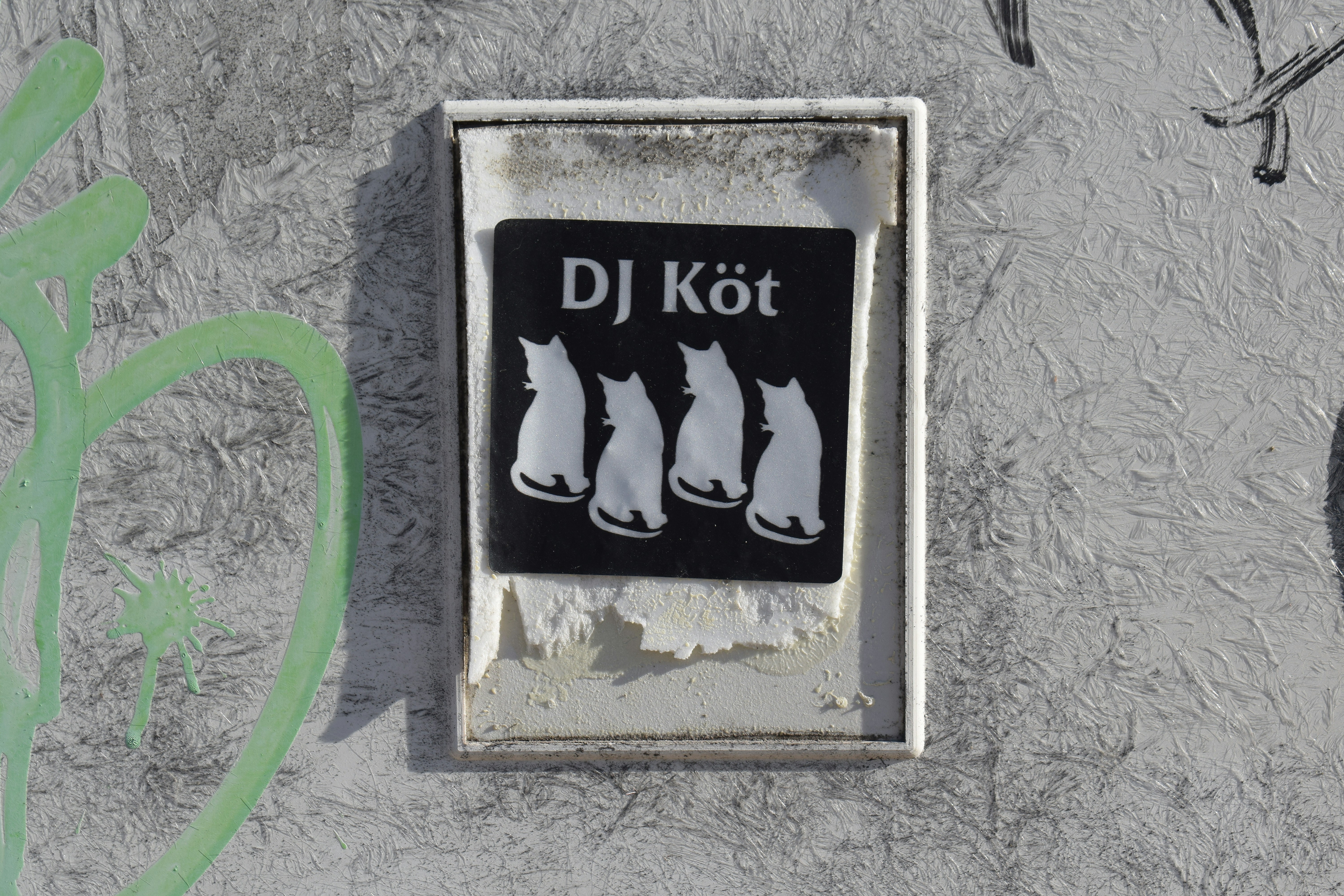 Sticker with "dj köt" and four white cats