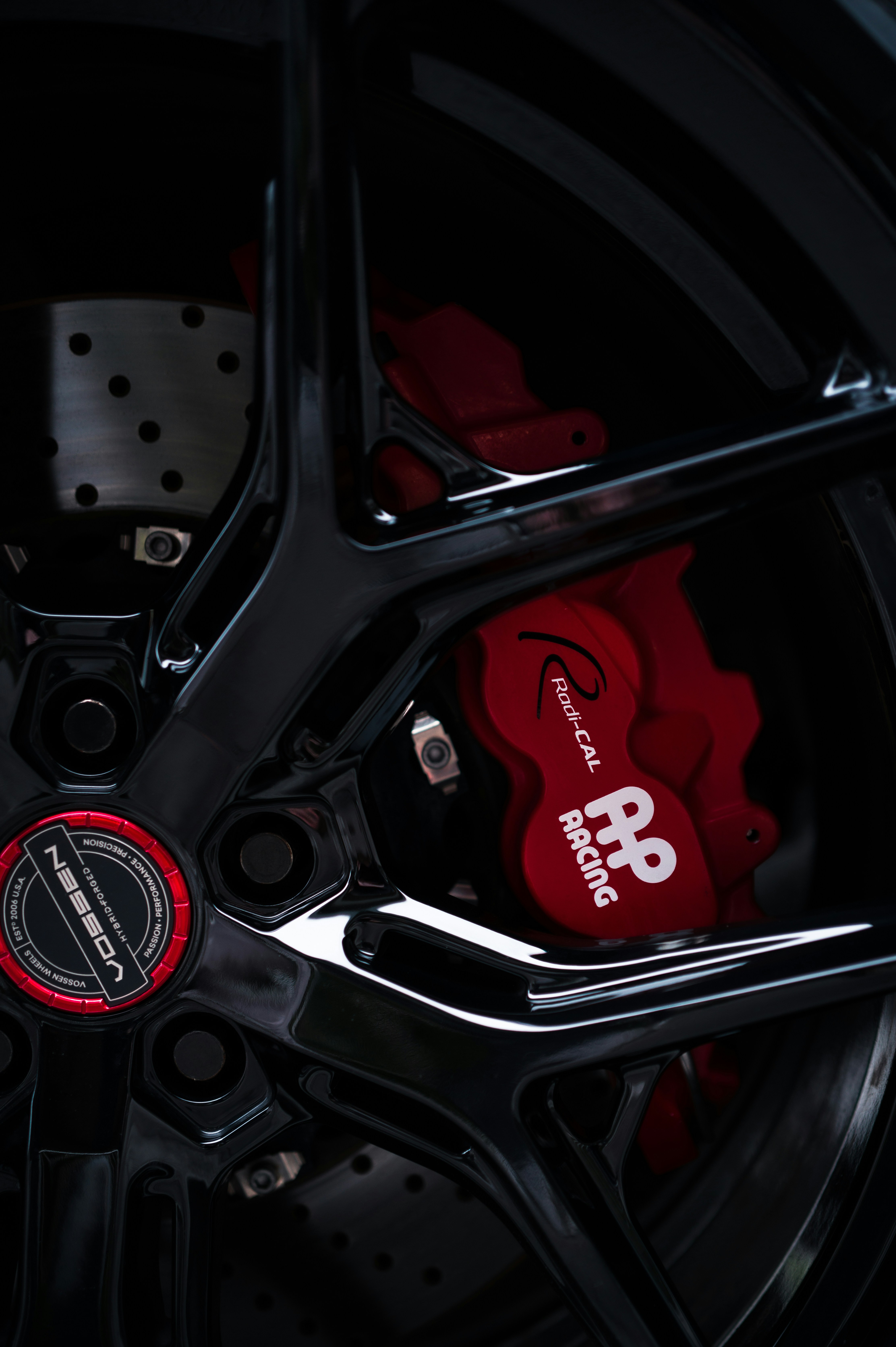 Nahaufnahme eines schwarzen Rads mit sichtbarem Bremssattel.