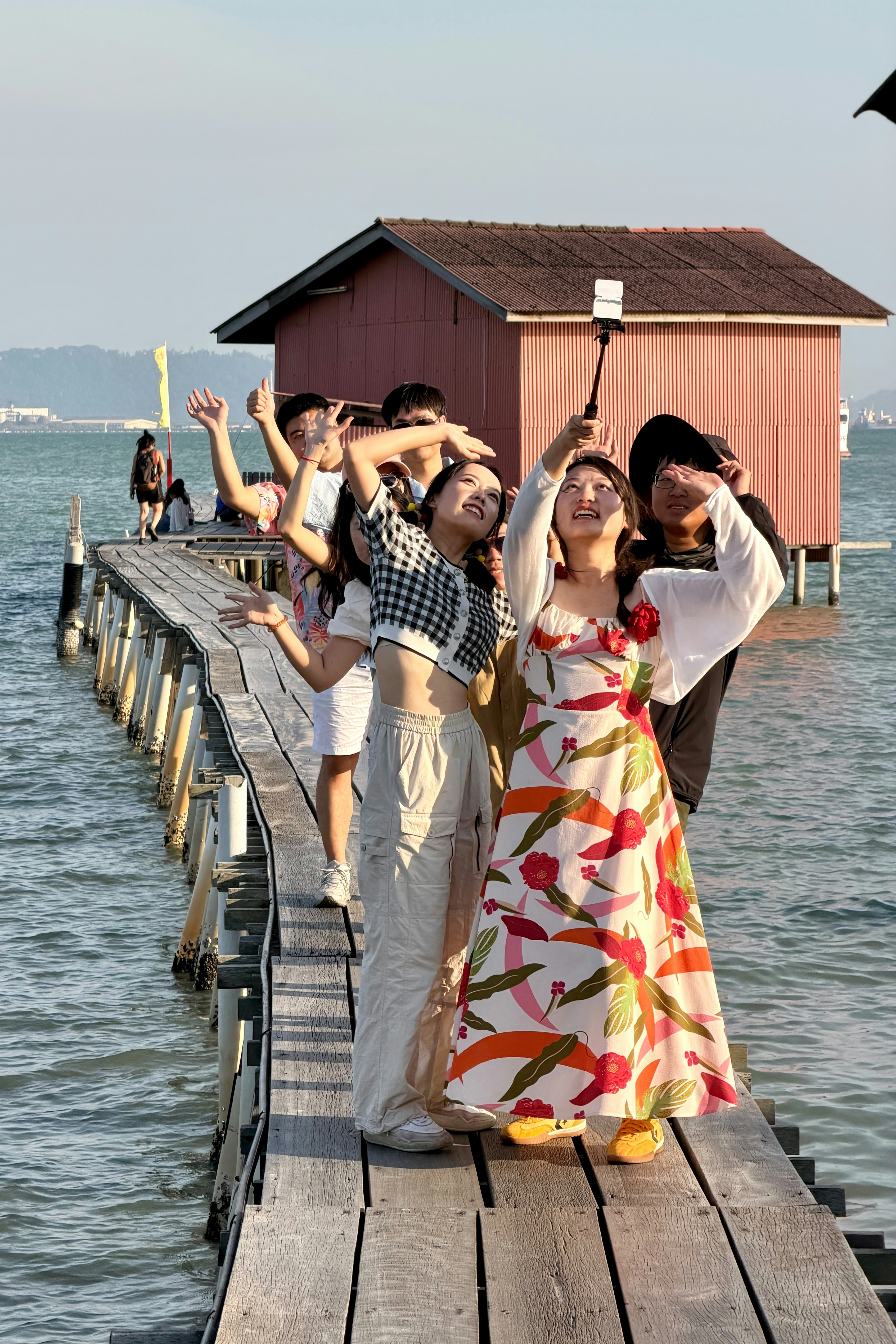 Groupe d’amis prenant un selfie sur une jetée en bois