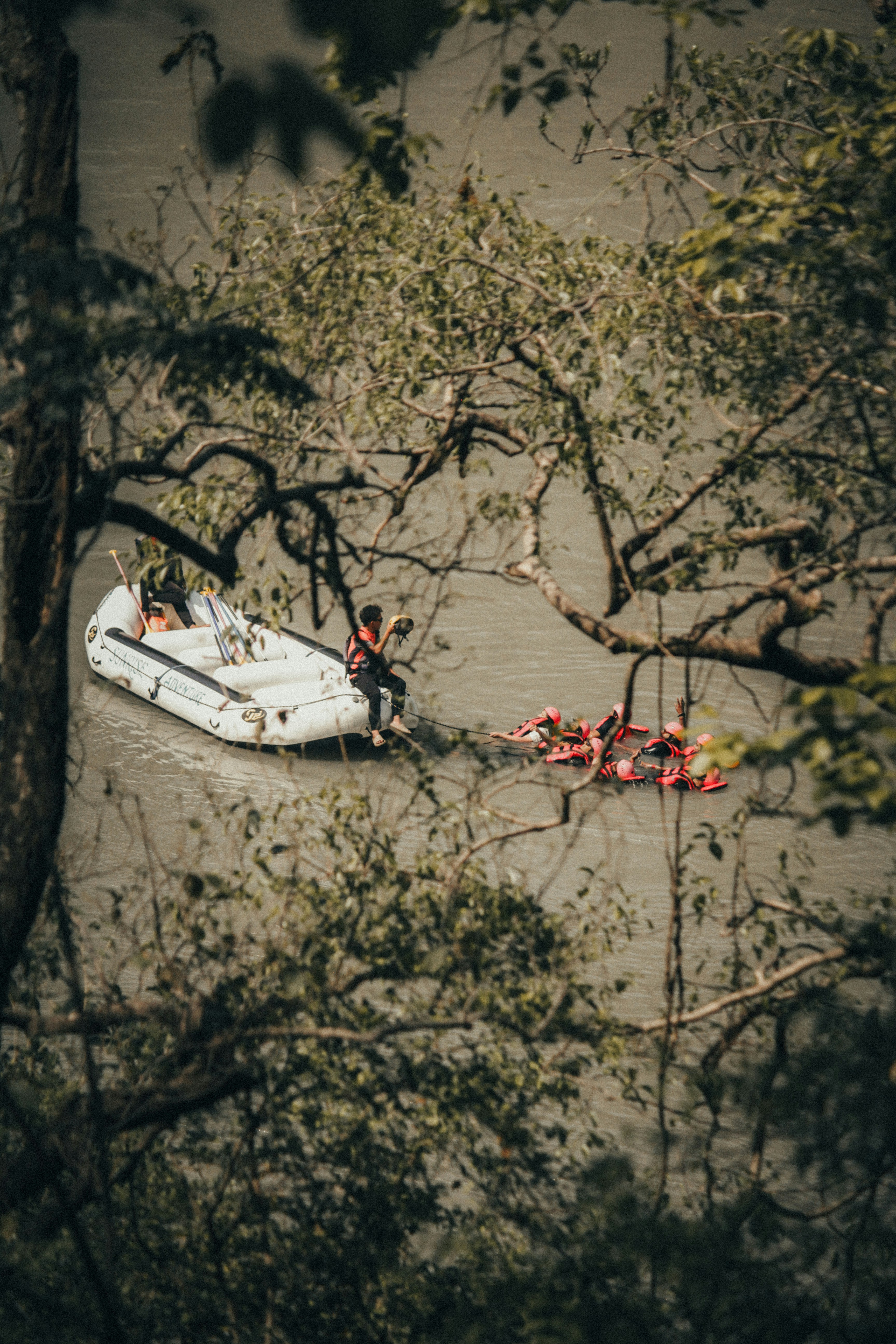 Pessoas em jangada inflável perto de objetos vermelhos flutuantes