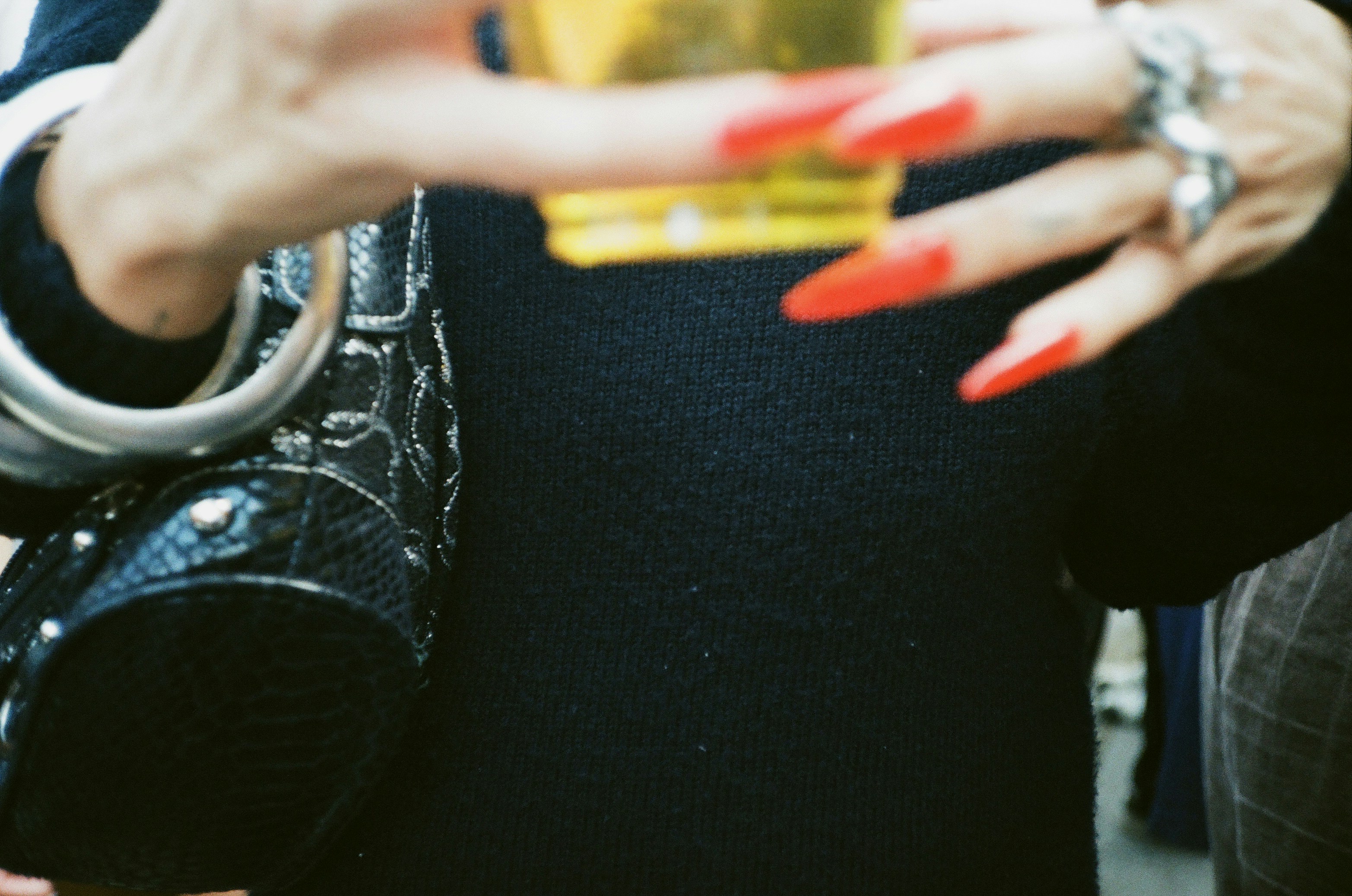 Donna con unghie rosse lunghe che tiene una bevanda