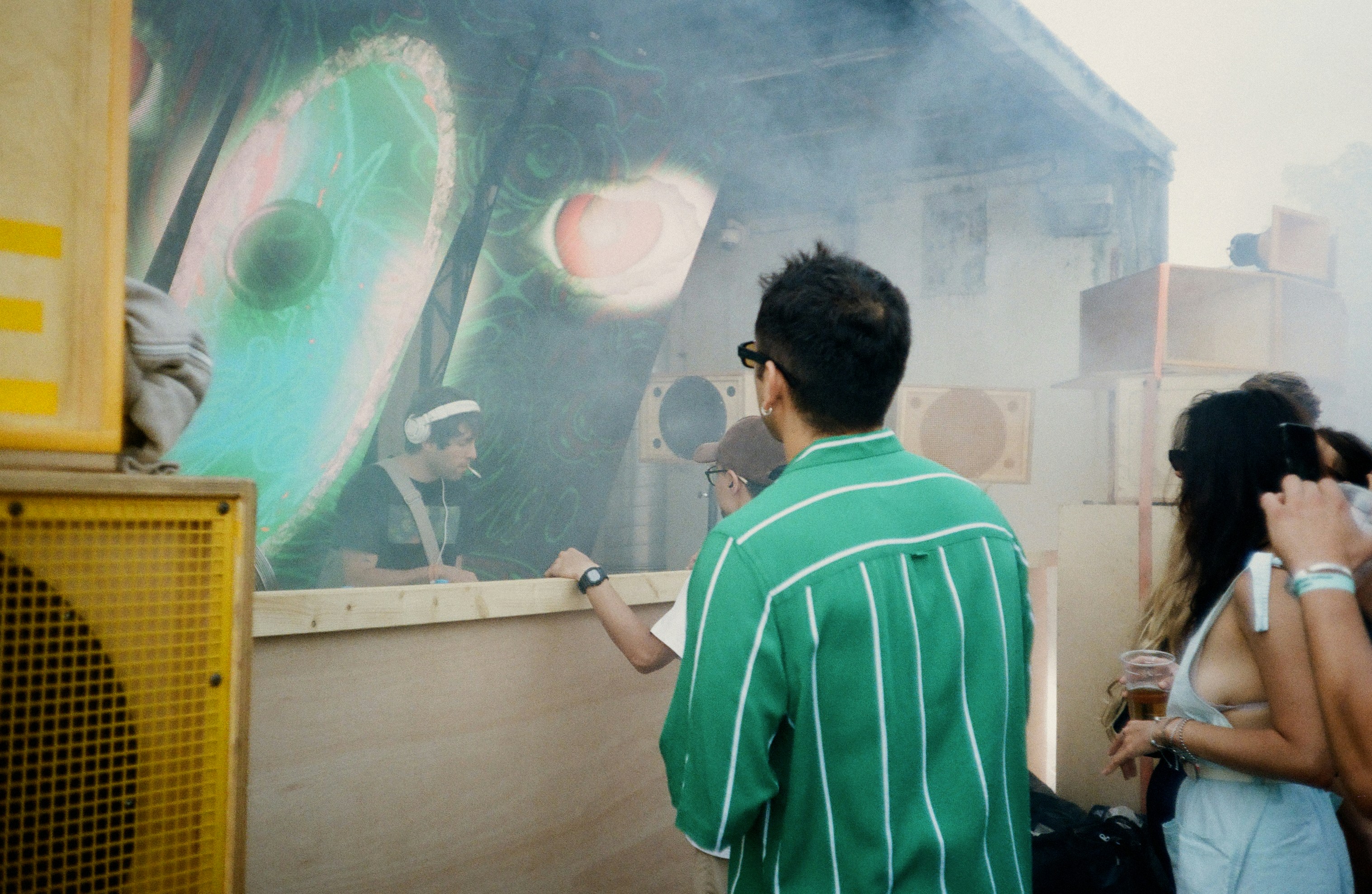 Persone a un festival musicale all'aperto con il DJ