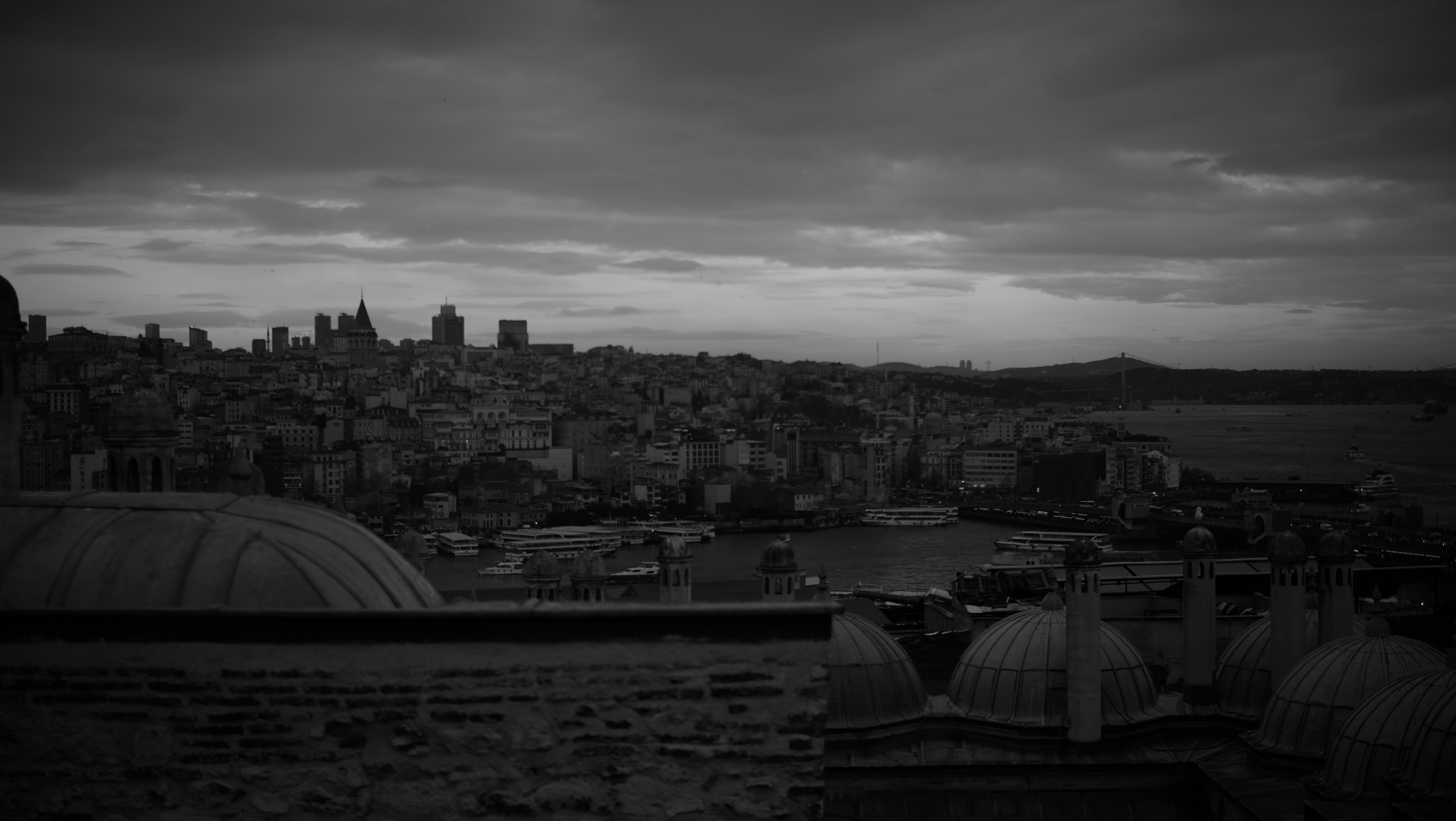 Paesaggio urbano oscuro con cielo nuvoloso sopra l'acqua