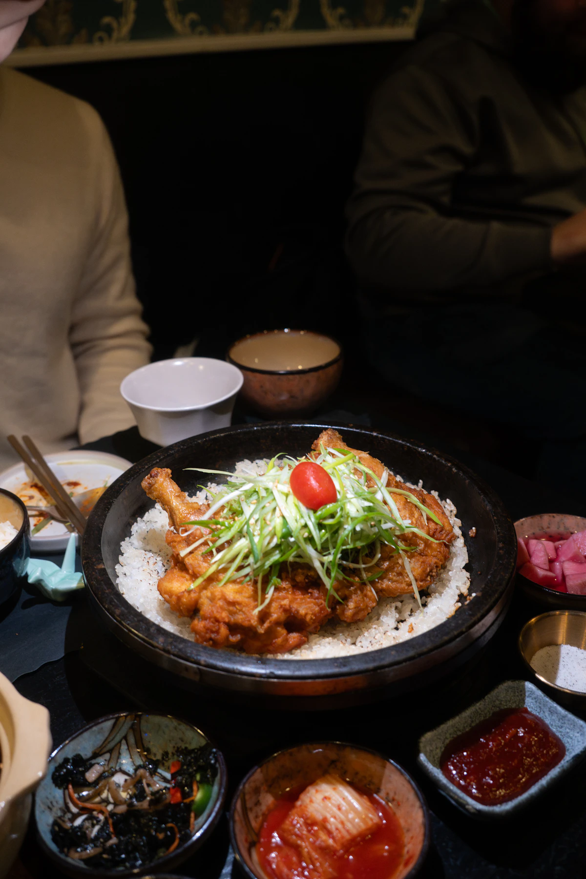 Cơm chiên kimchi hoàn chỉnh bày trên đĩa