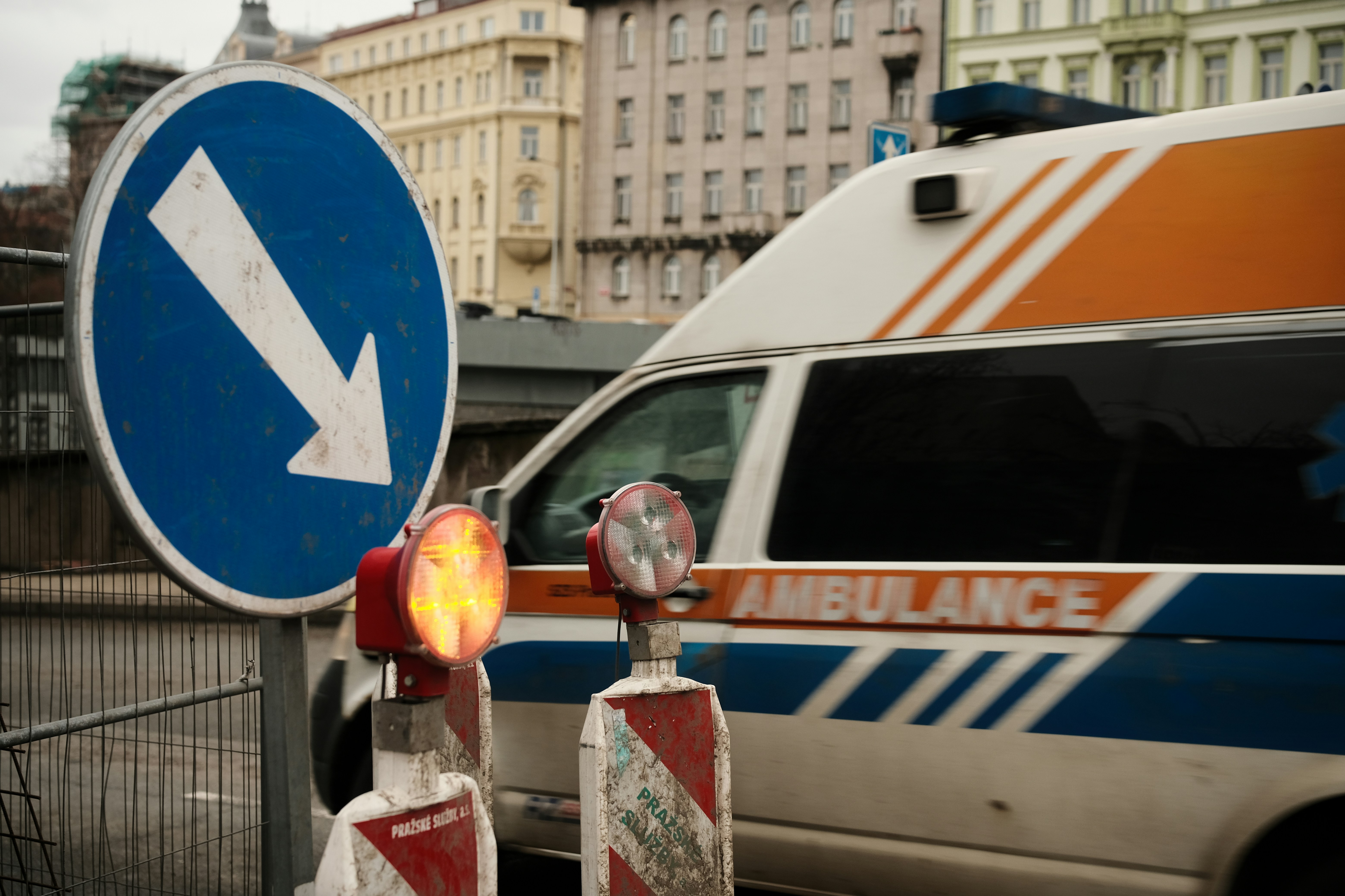 Krankenwagen mit Verkehrsschildern und Baubarrieren