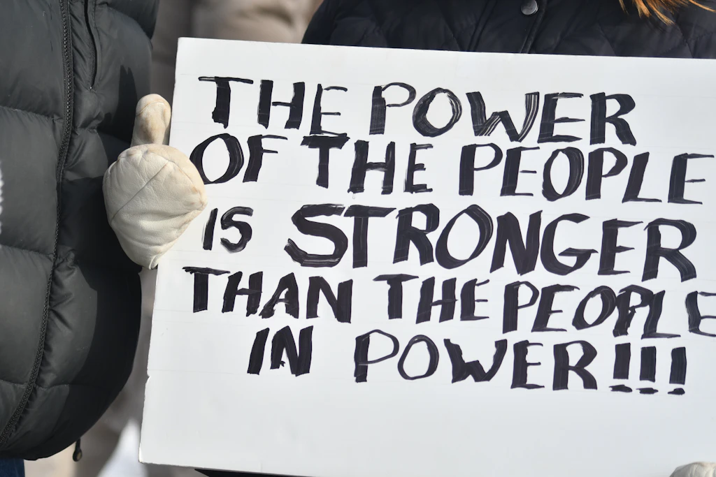 Pancarta sobre el poder de la ciudadanía en una protesta pacífica