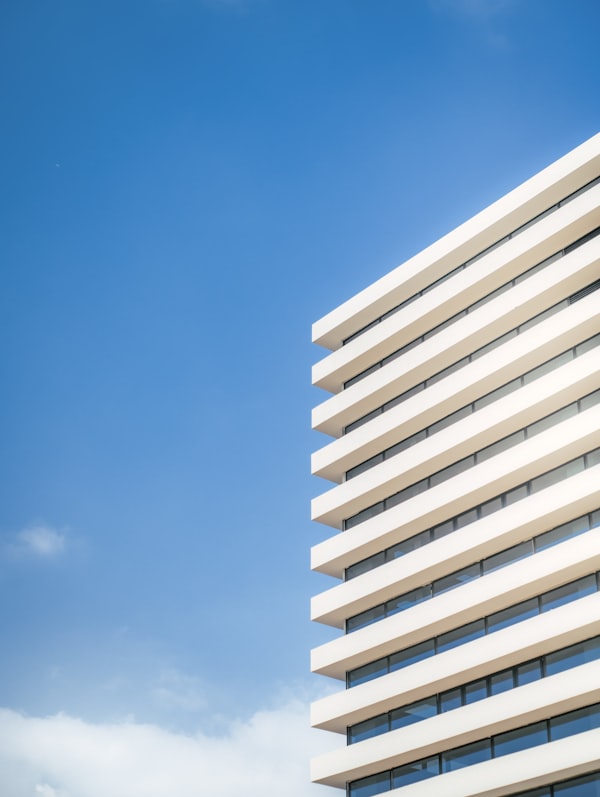 Moderne weiße Fassade bei Tageslicht