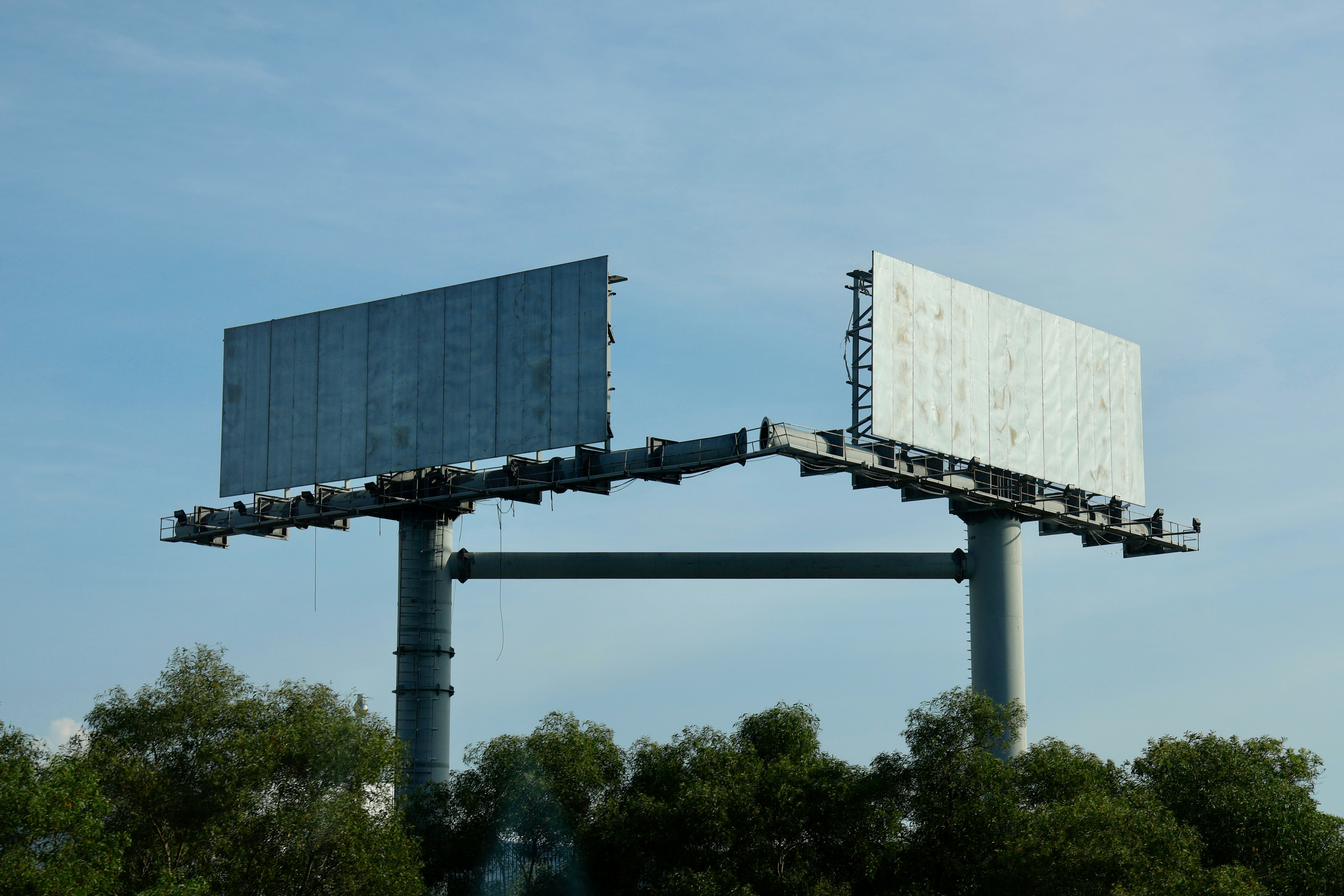 Dos vallas publicitarias vacías contra un cielo azul