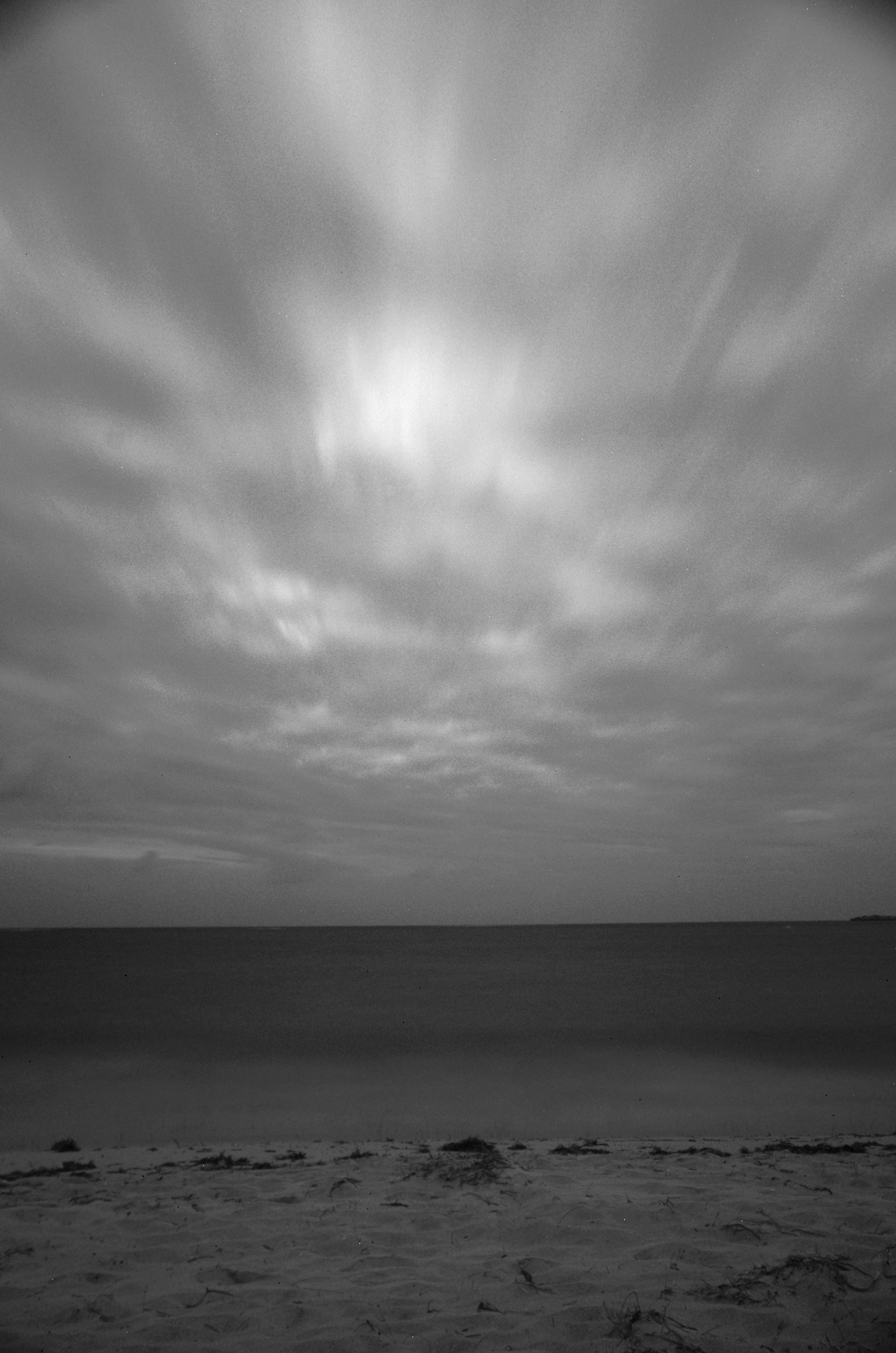 Cielo nuvoloso drammatico su un oceano calmo al crepuscolo