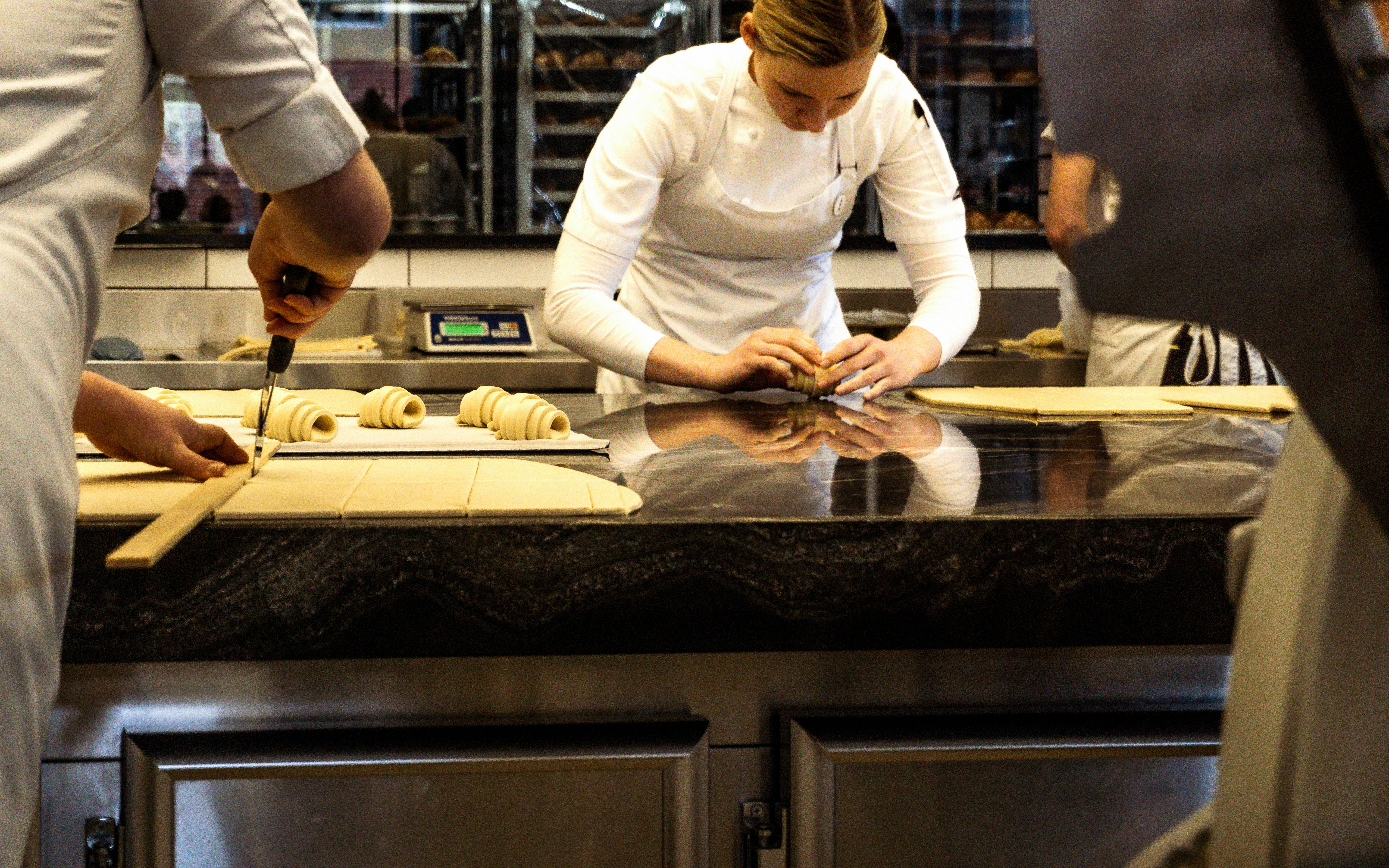 Pasticcere al lavoro