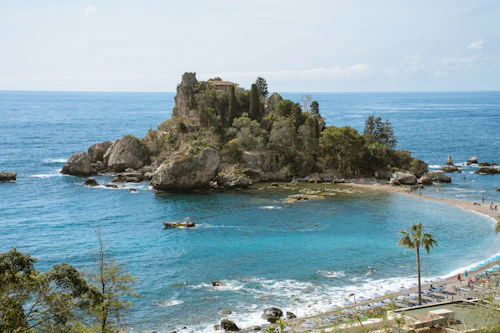 Isola rocciosa acque turchesi Sicilia