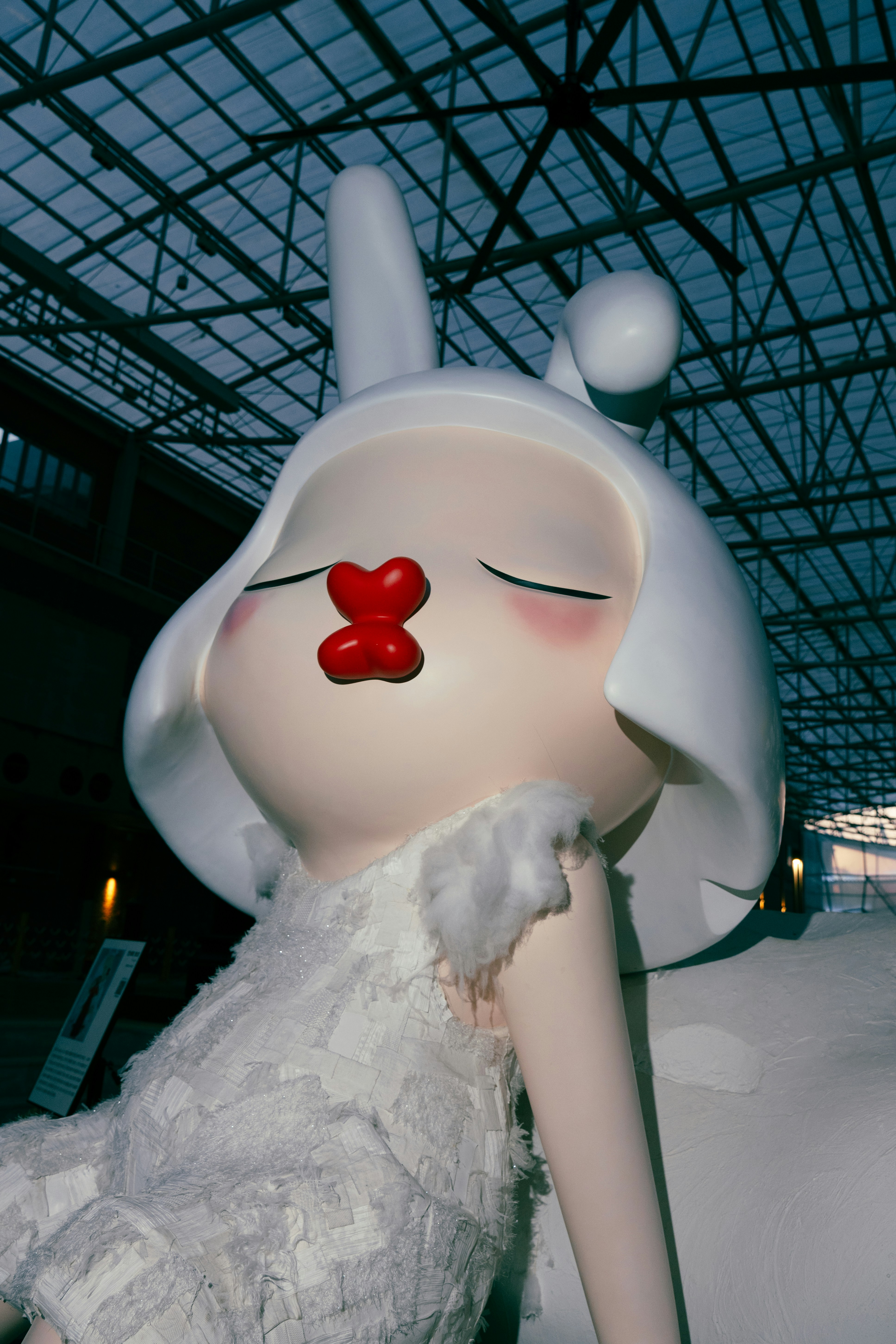 Eine große Puppe mit weißem Haar und roten Lippen