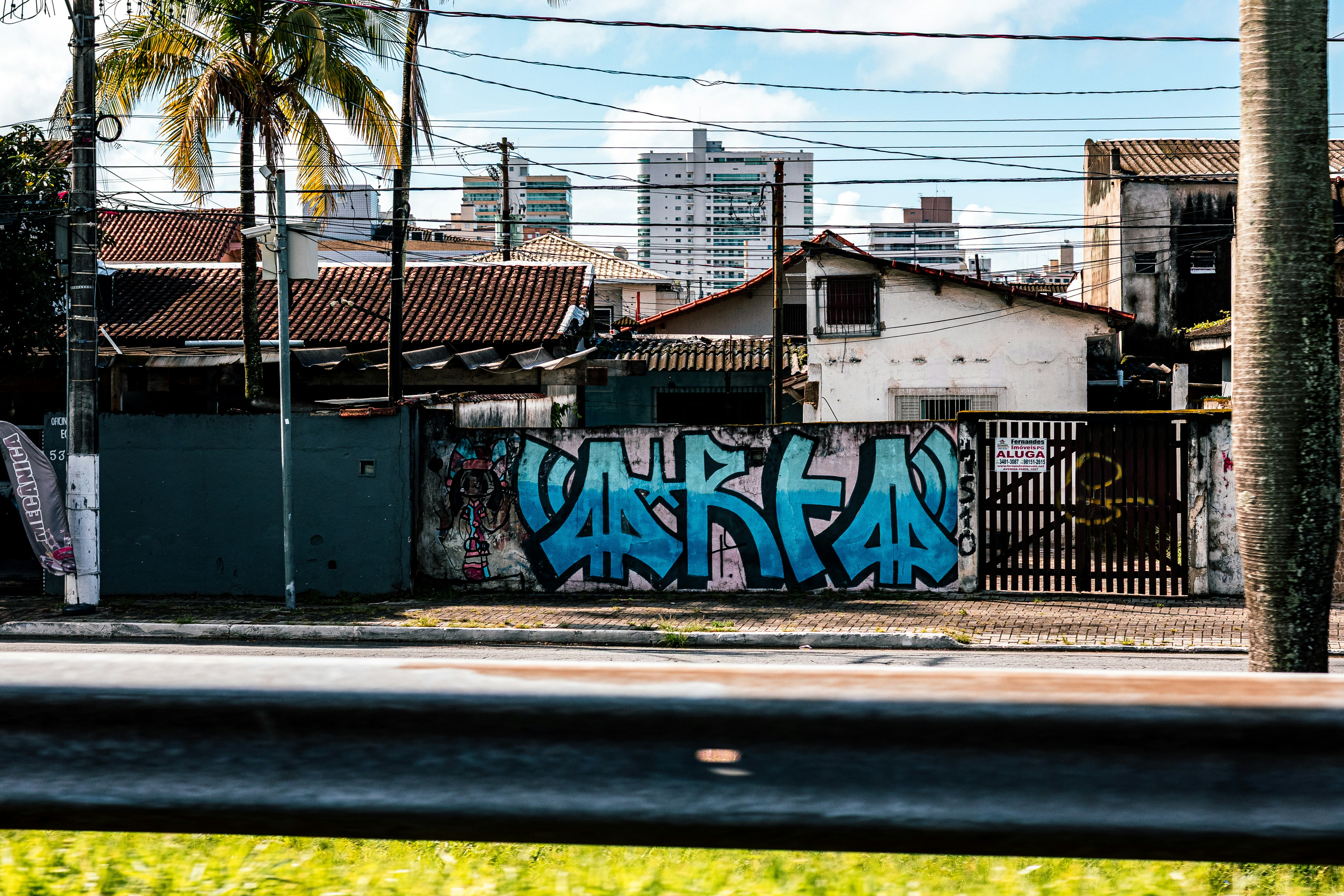 都市のコンクリート壁に落書き。