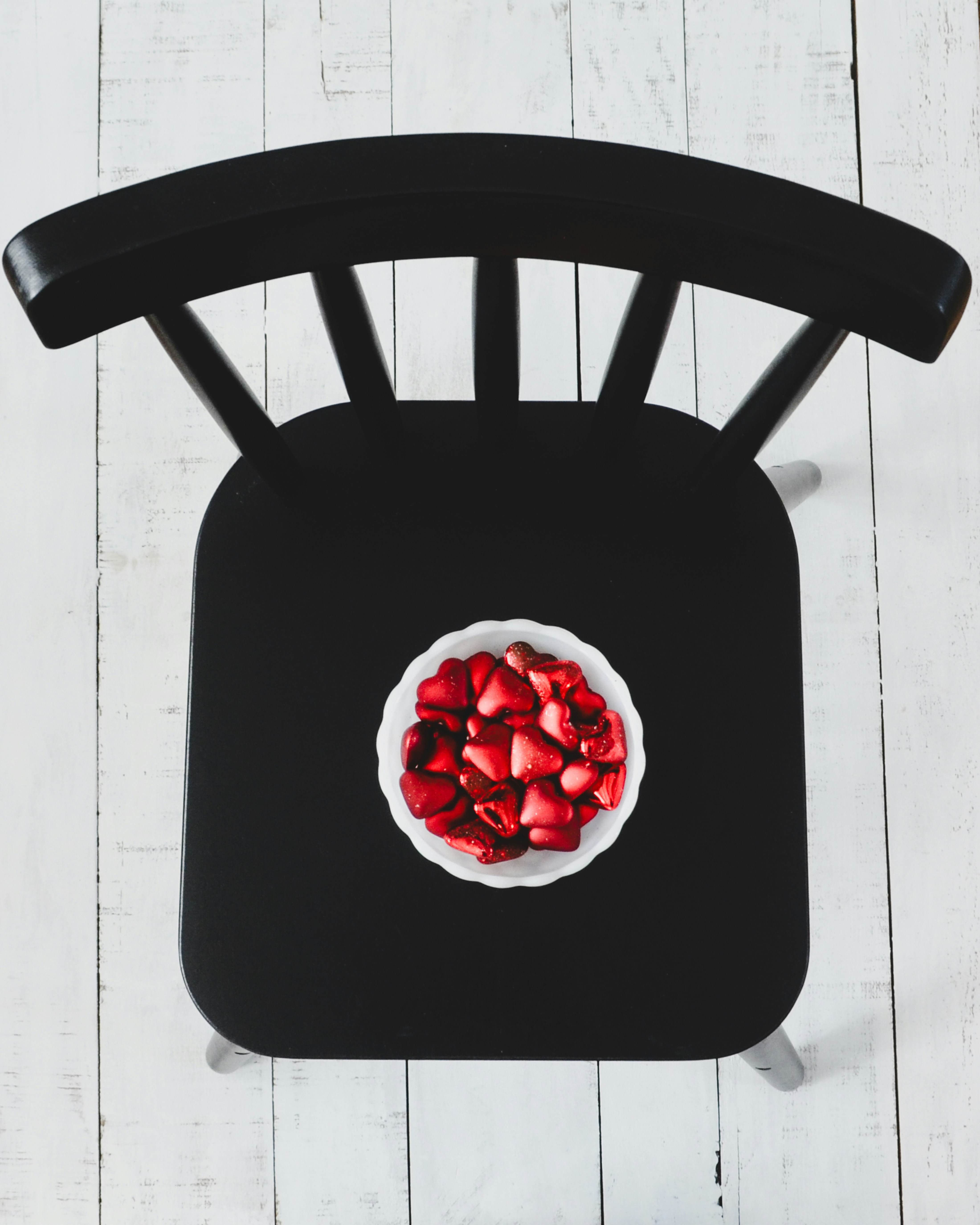 Ciotola di fragole affettate su una sedia nera.