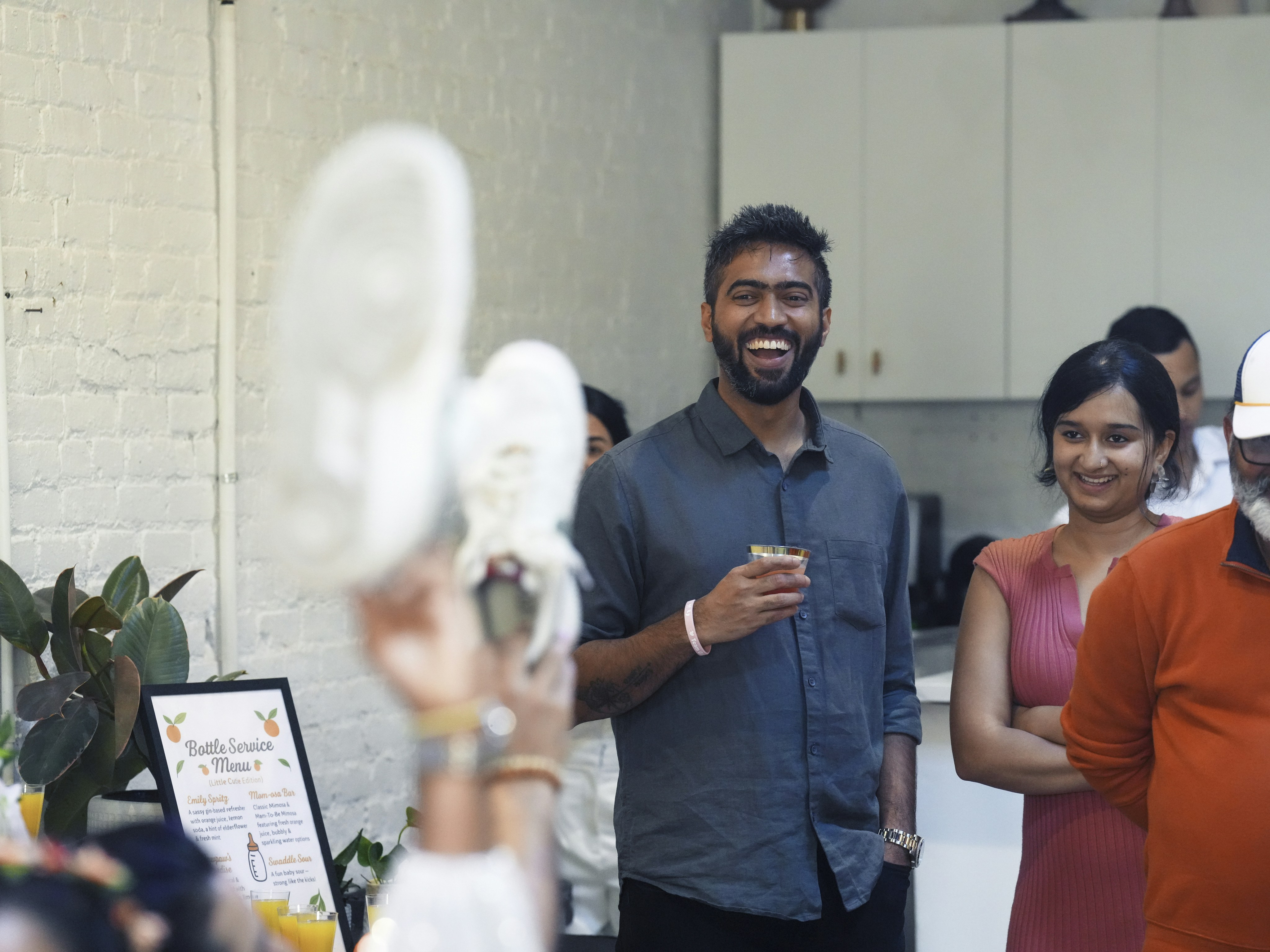 Grupo diverso de personas, representando a la comunidad de cubanos en el extranjero, trabajando juntos y apoyándose mutuamente.