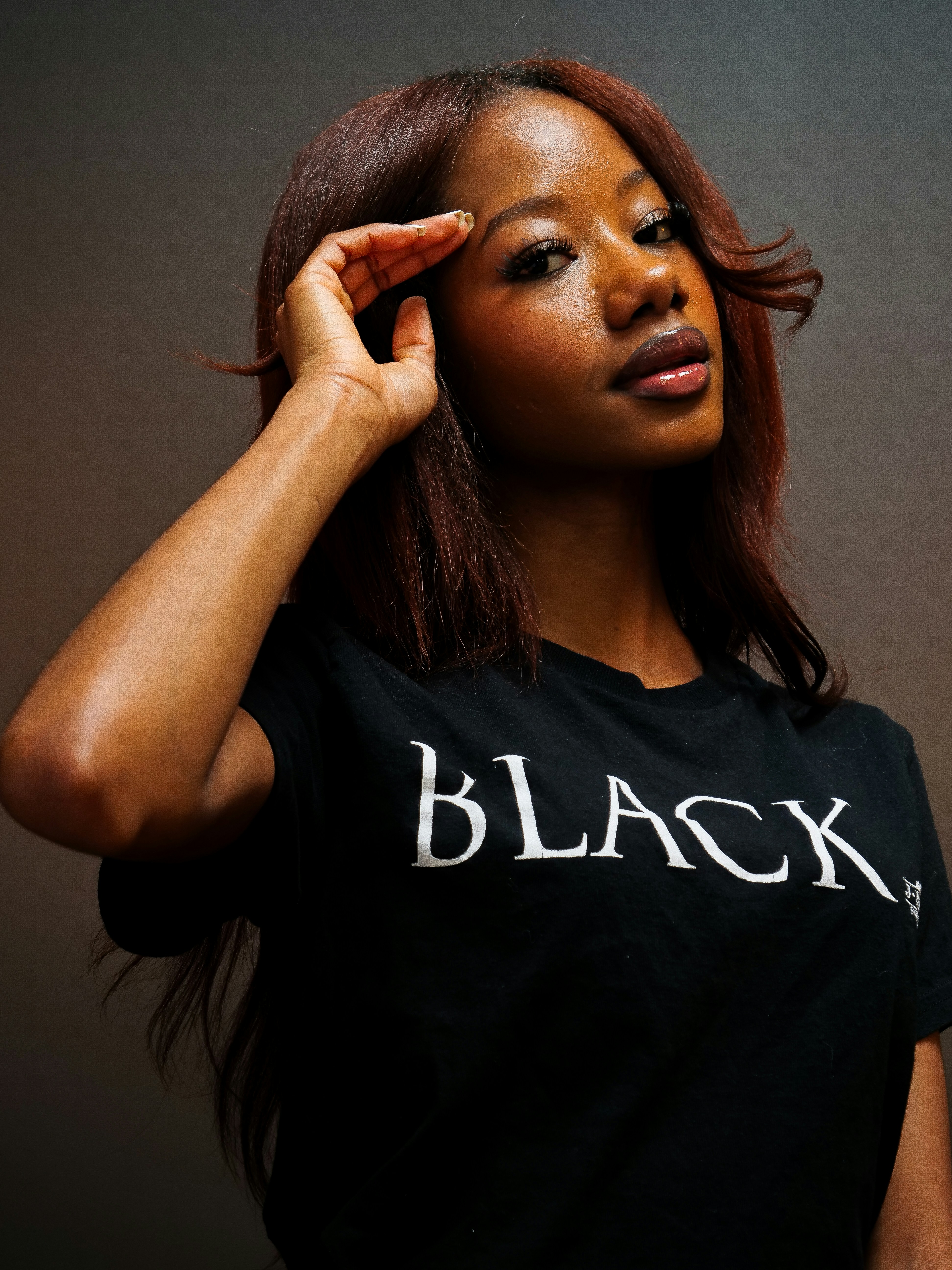 Junge schwarze Frau in schwarzem T-Shirt