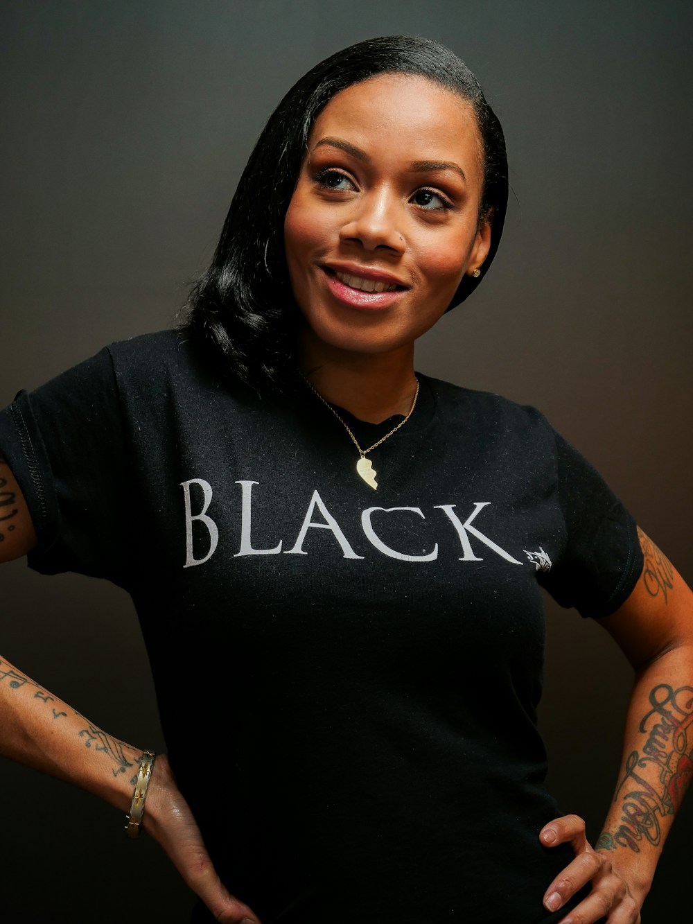 Senior actif travaillant depuis son domicile sur ordinateur