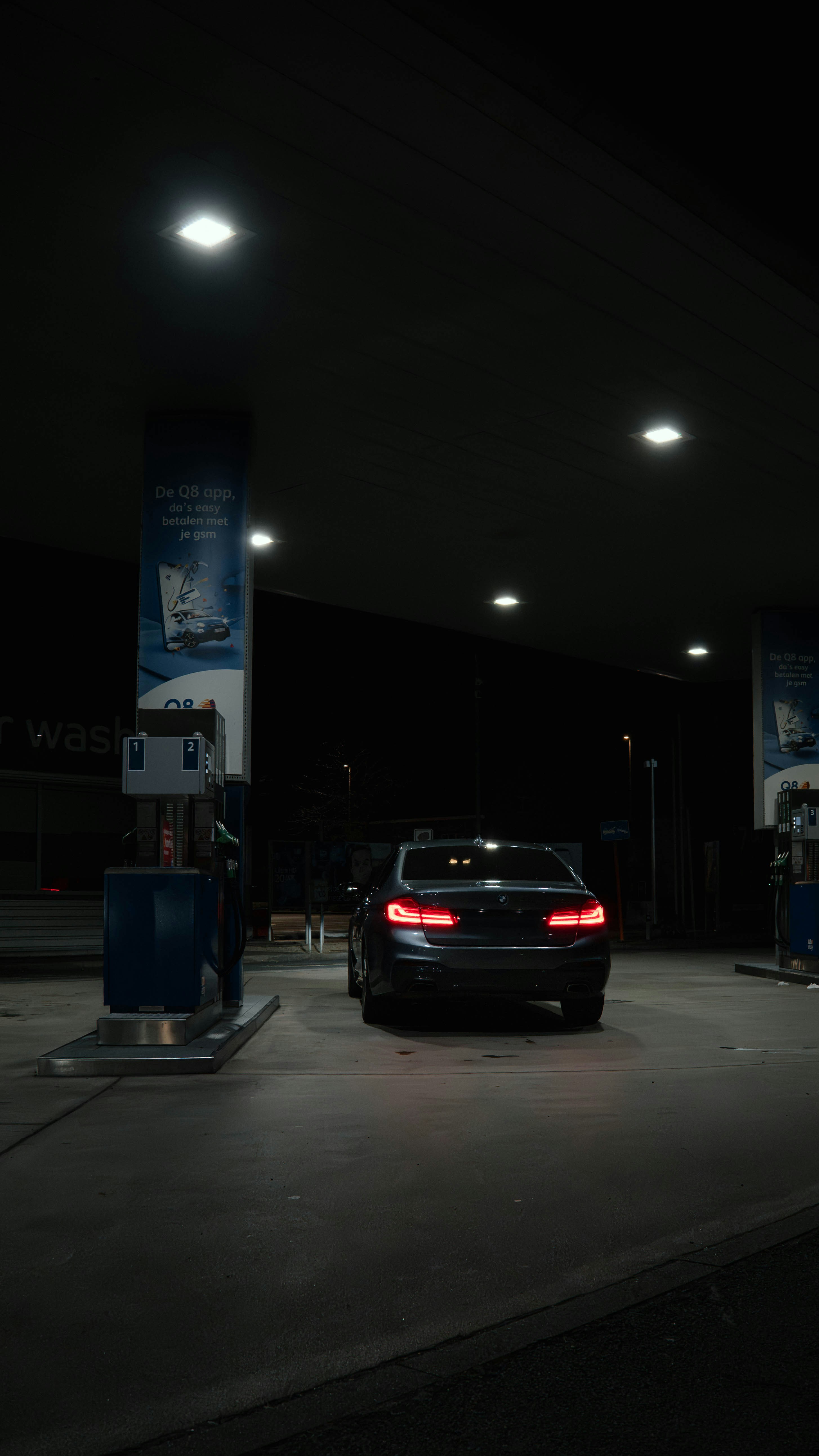 Coche en una gasolinera por la noche
