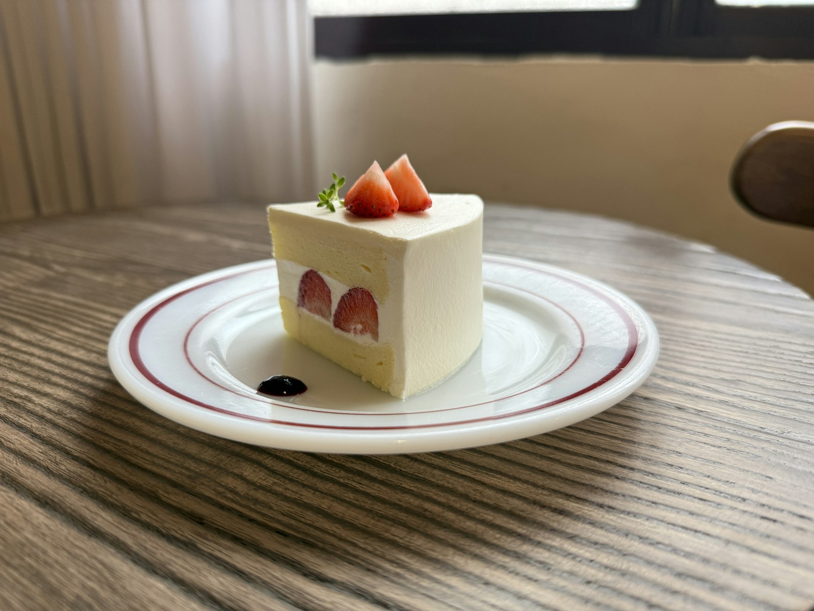 A slice of strawberry cream cake (a sample photo of the dish, not taken at the restaurant)