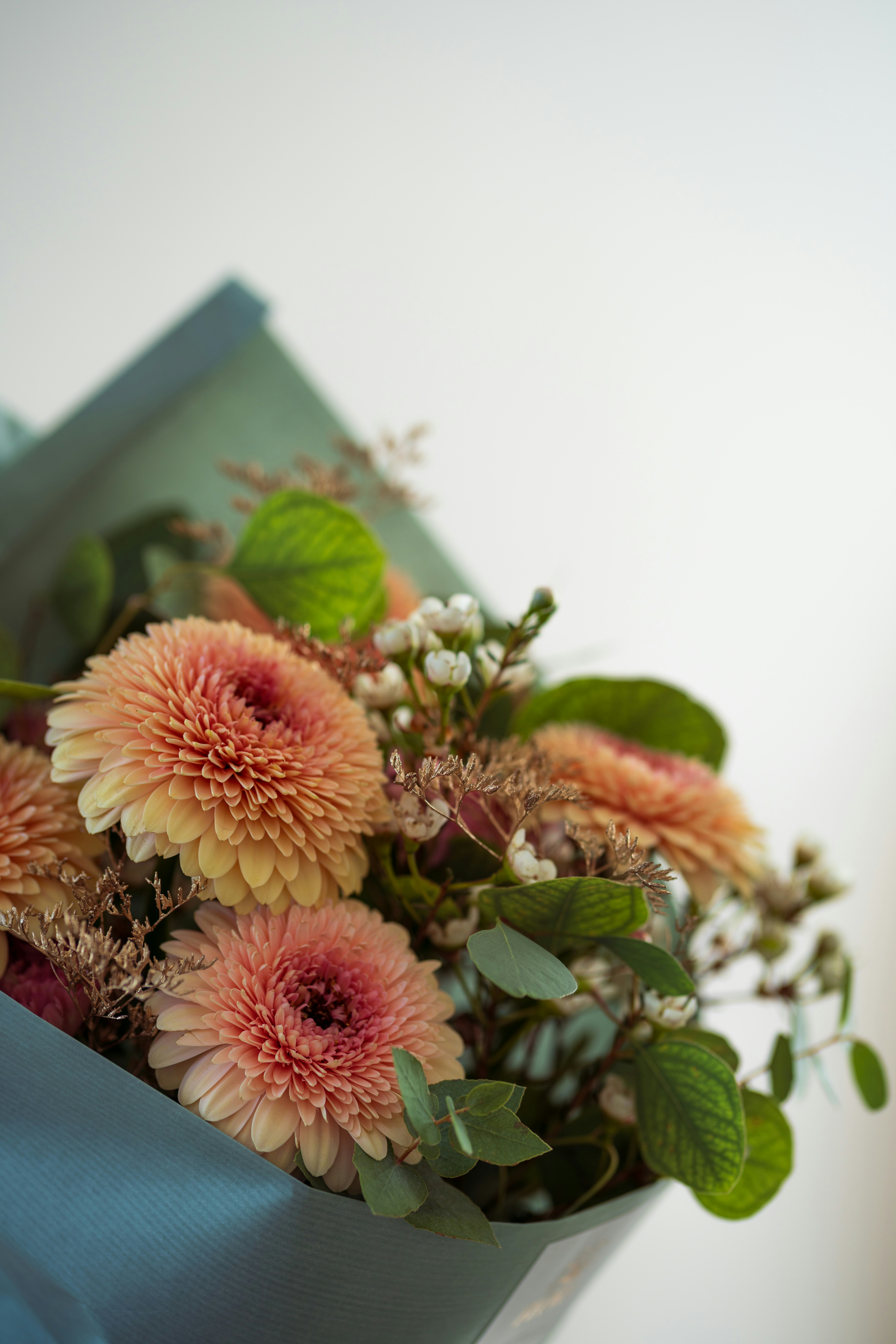 ピンクのガーベラデイジーとユーカリの葉の花束。