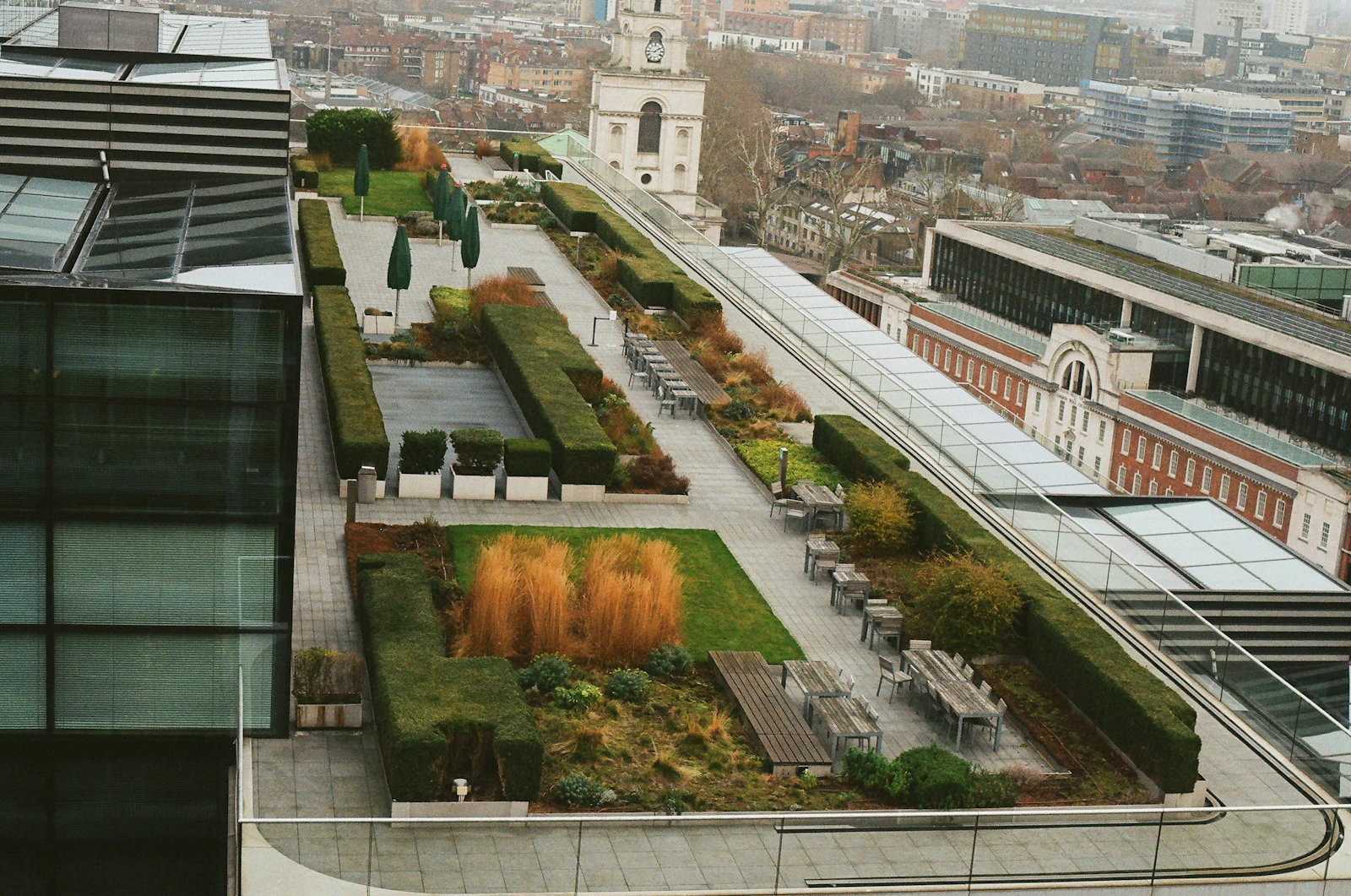 Πέργκολα στο φως του απογεύματος.