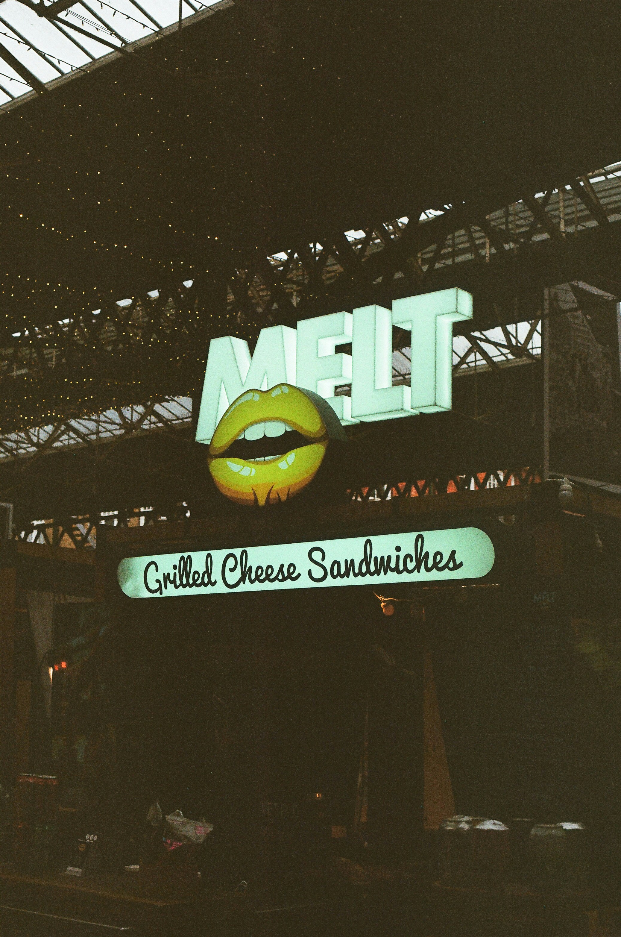 Lelehkan sandwich keju panggang tanda neon dengan bibir