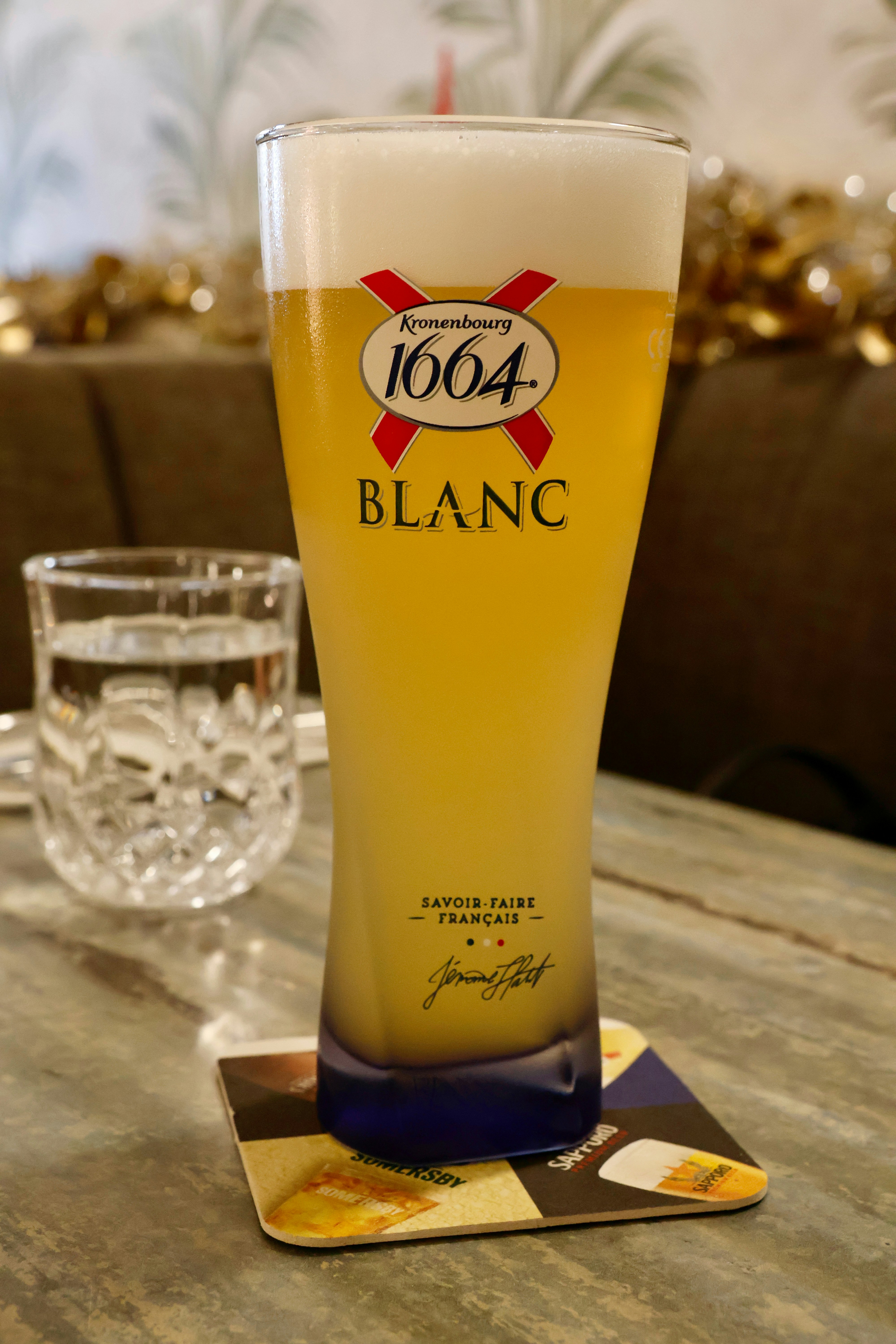 A tall glass of kronenbourg 1664 blanc beer