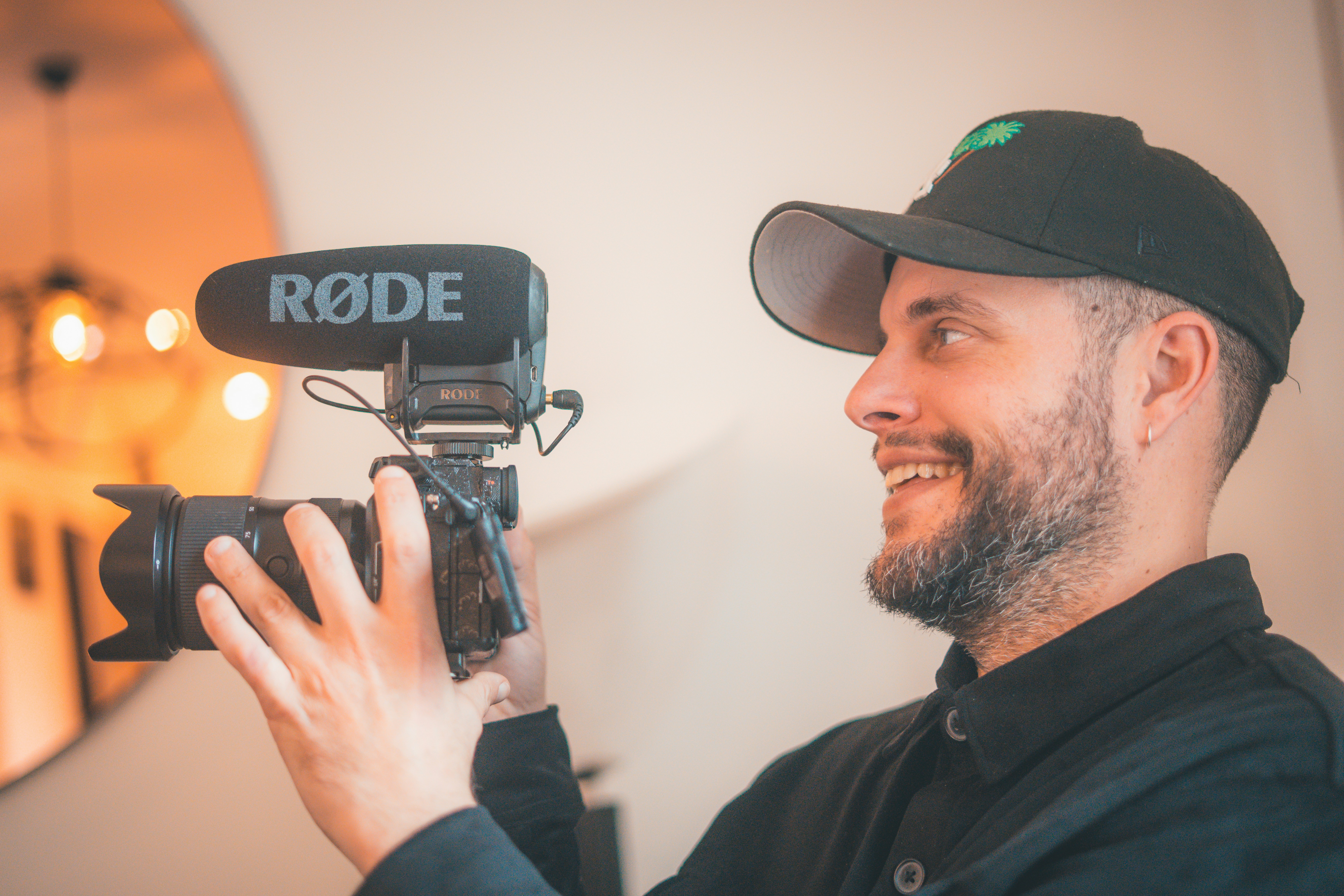 Créateur de contenu enregistrant une vidéo pour générer automatiquement sa newsletter