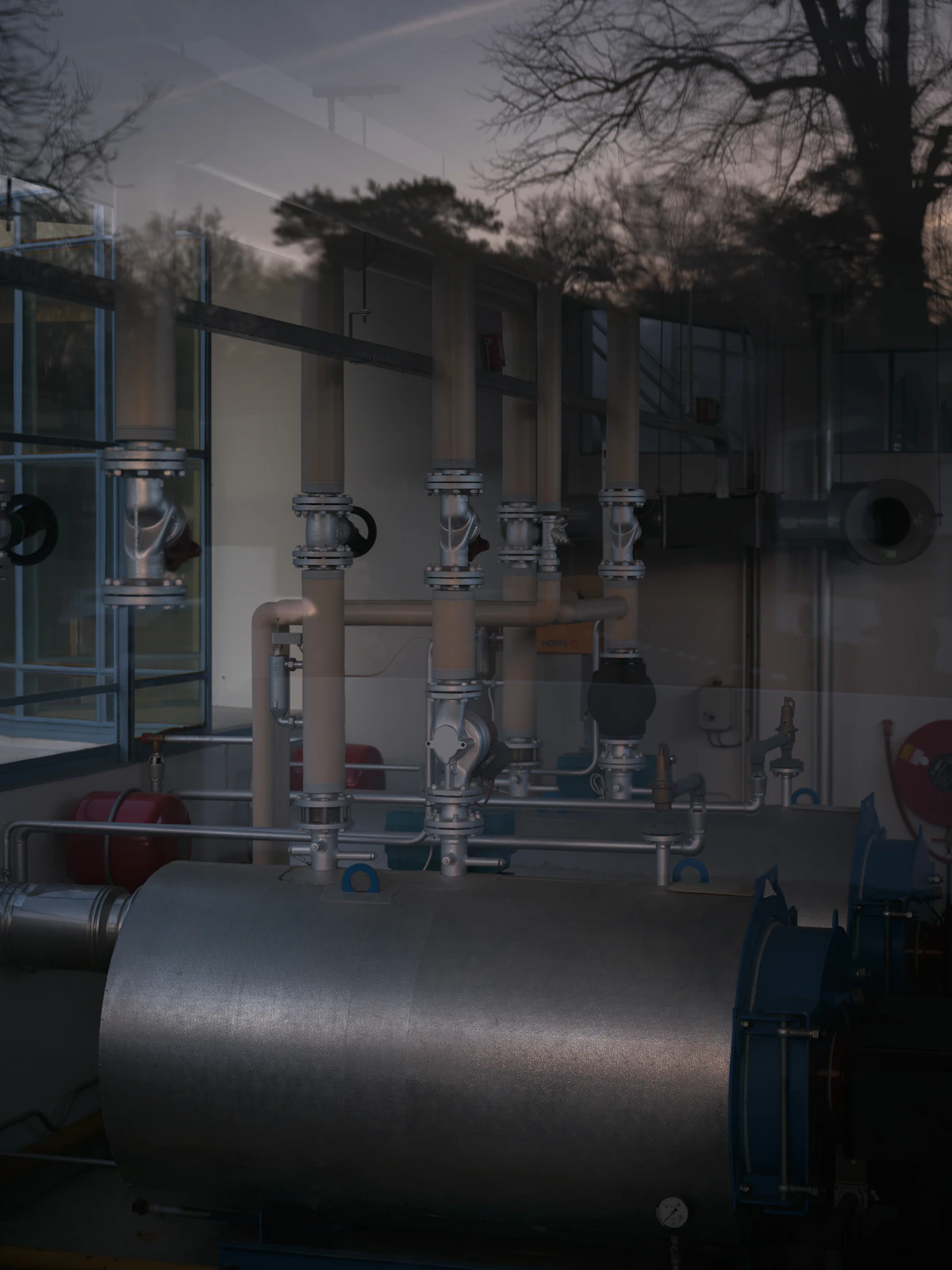 Technische installatie met leidingwerk en tanks