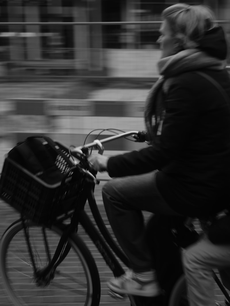 Person fährt mit einem Fahrrad durch eine Straße