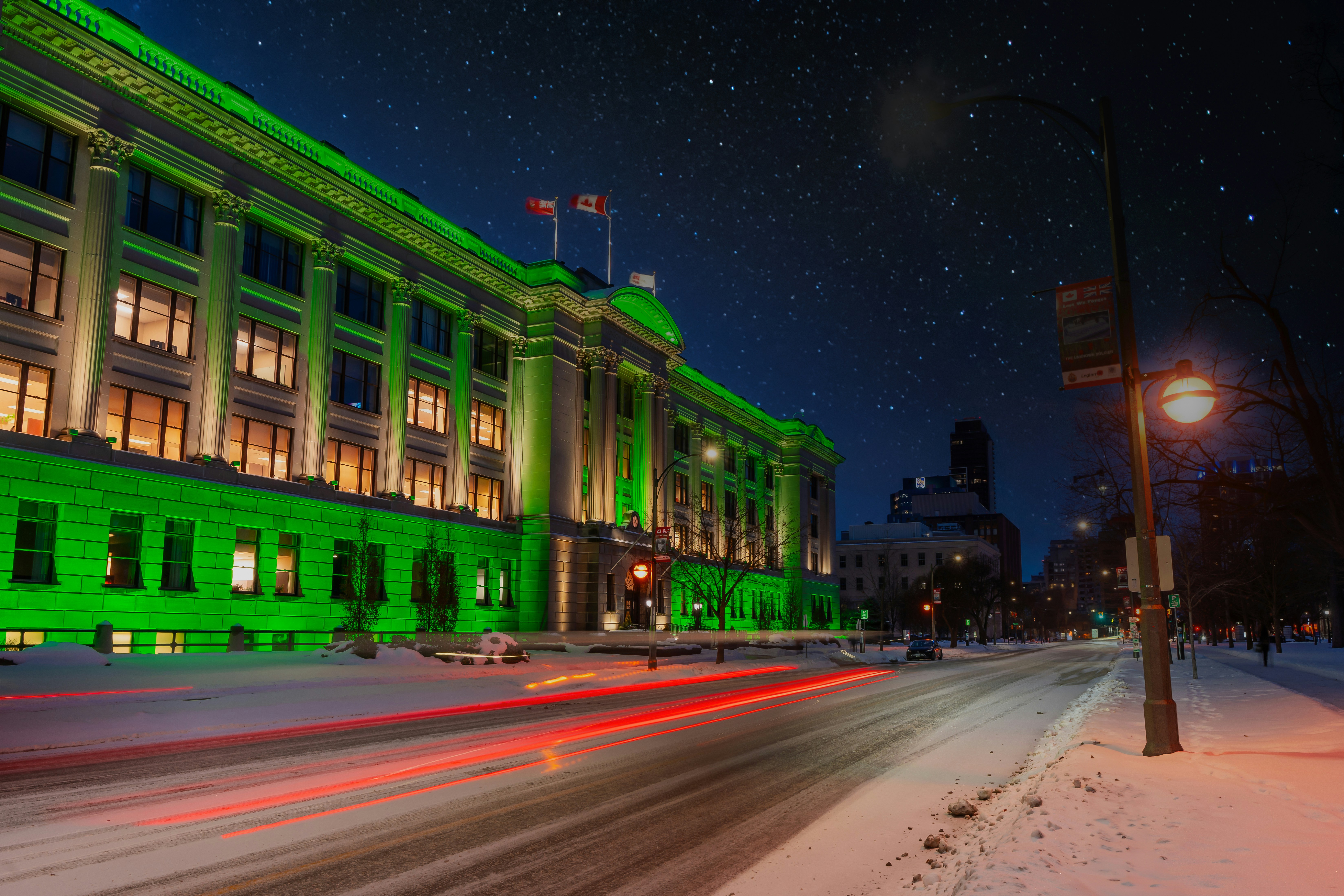Fachada iluminada de un edificio gubernamental en horario nocturno