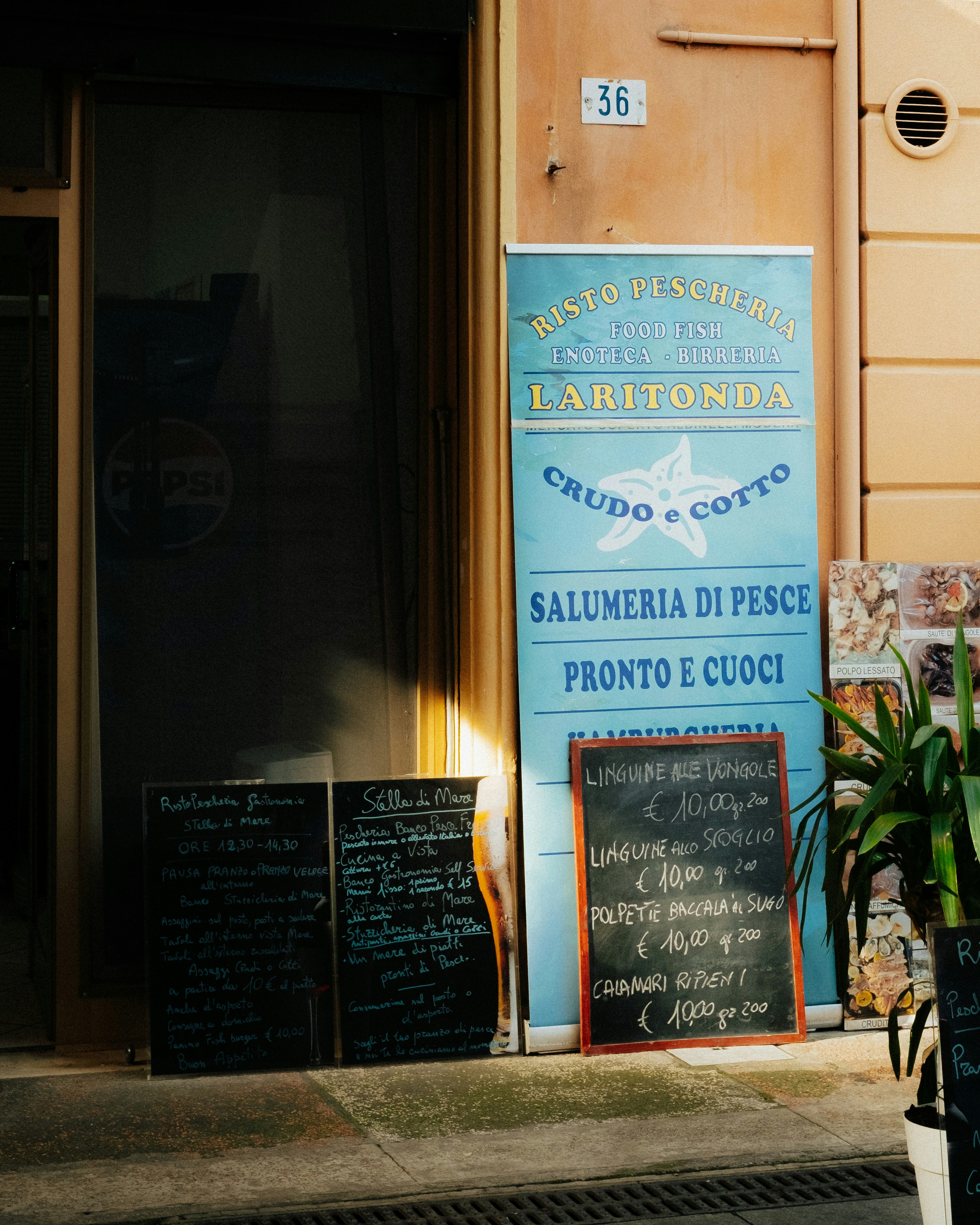 Restaurantfassade mit Tafeln mit Speisekarten.