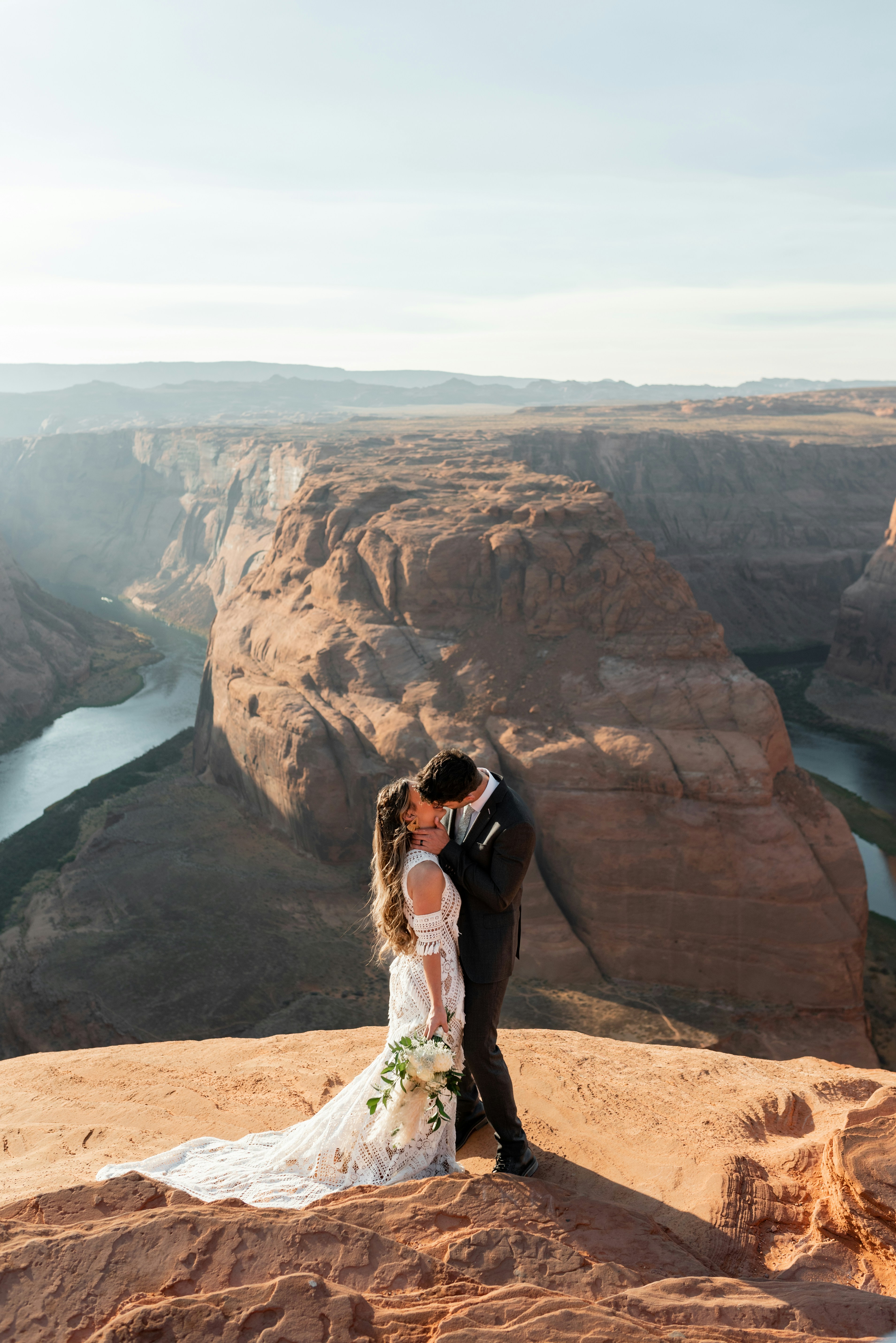 Ein paar Umarmungen beim Hufeisenbogen während der goldenen Stunde.