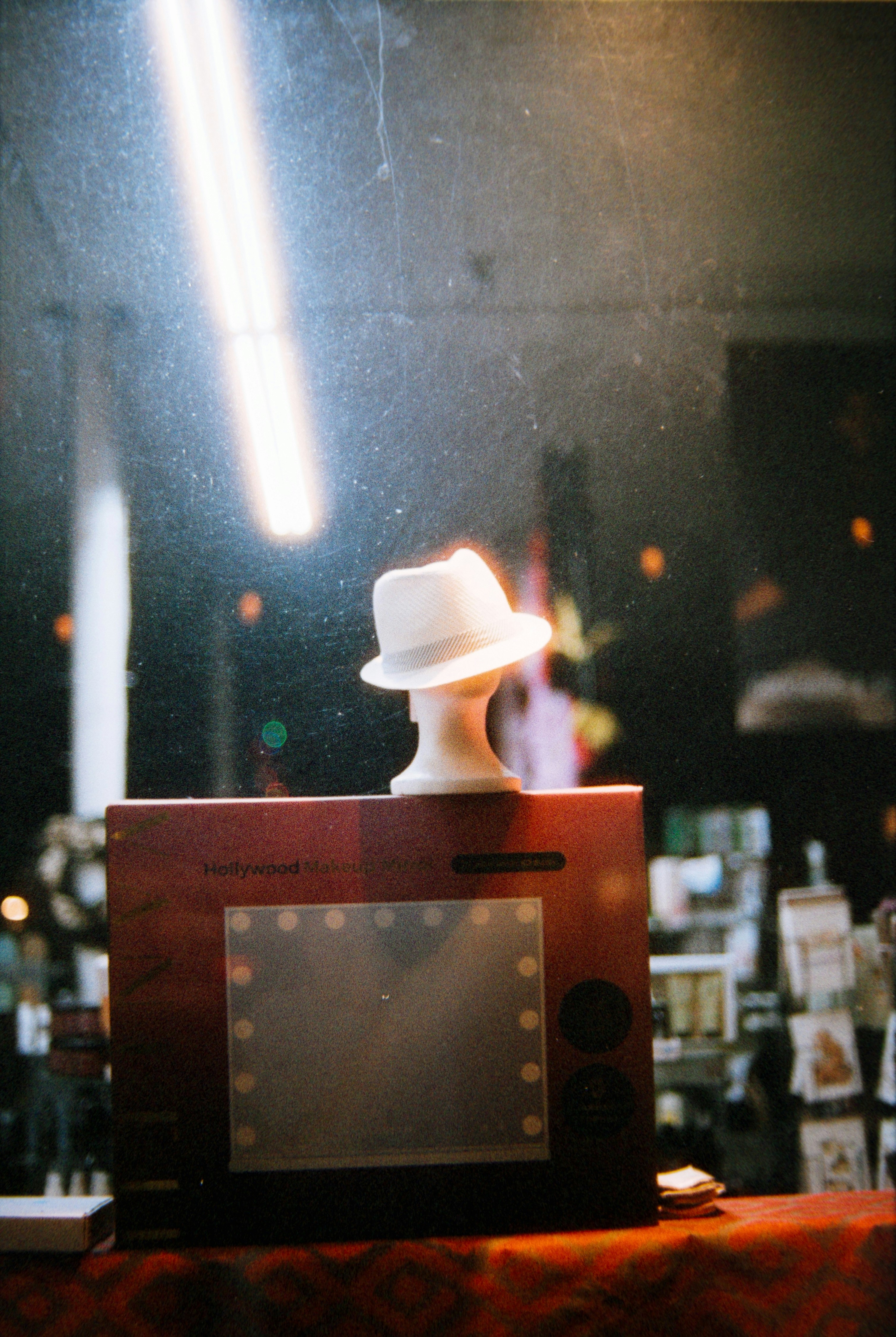 Sombrero fedora blanco mostrado sobre una cabeza de maniquí.