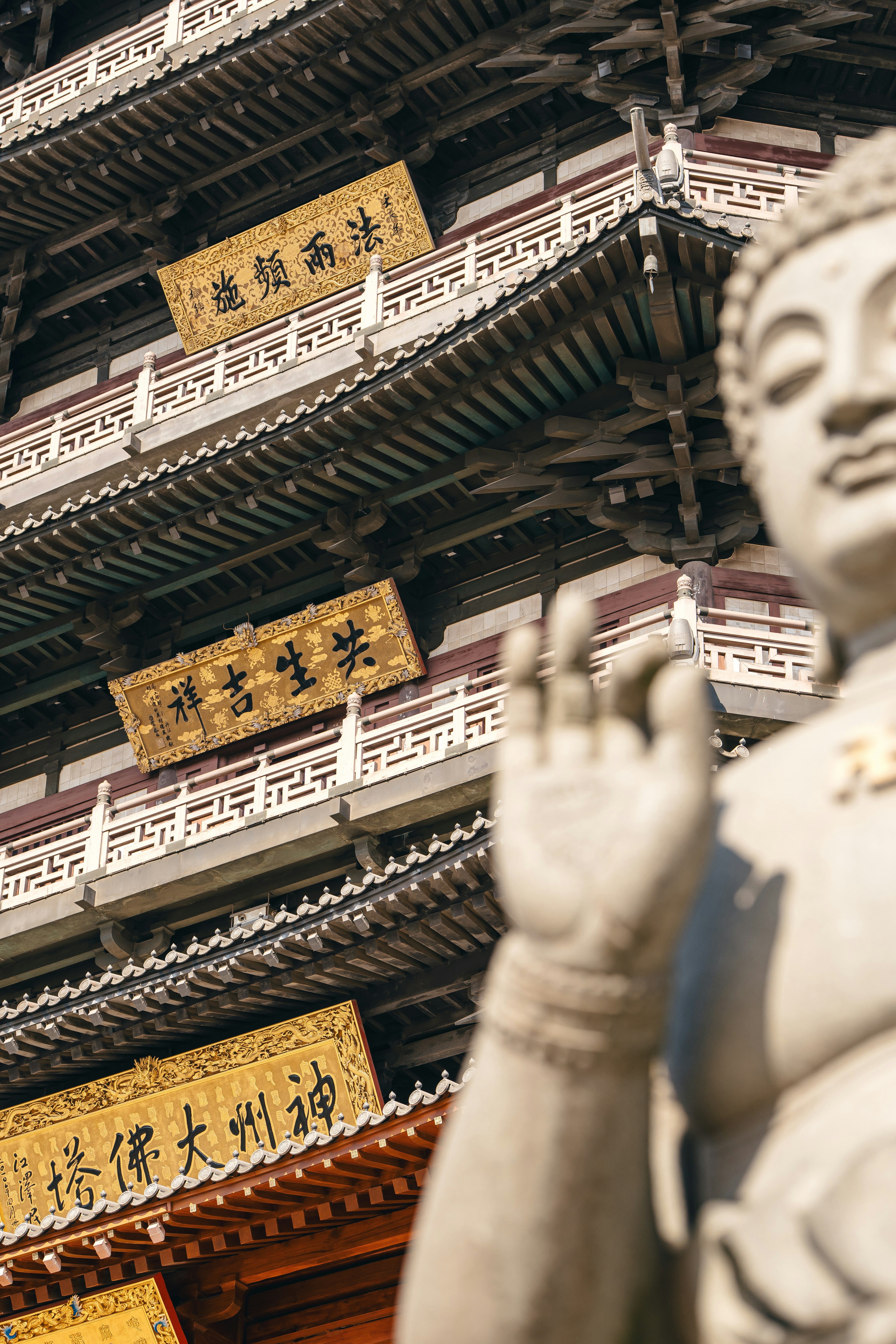 華麗な寺院建築の前に立つ石像