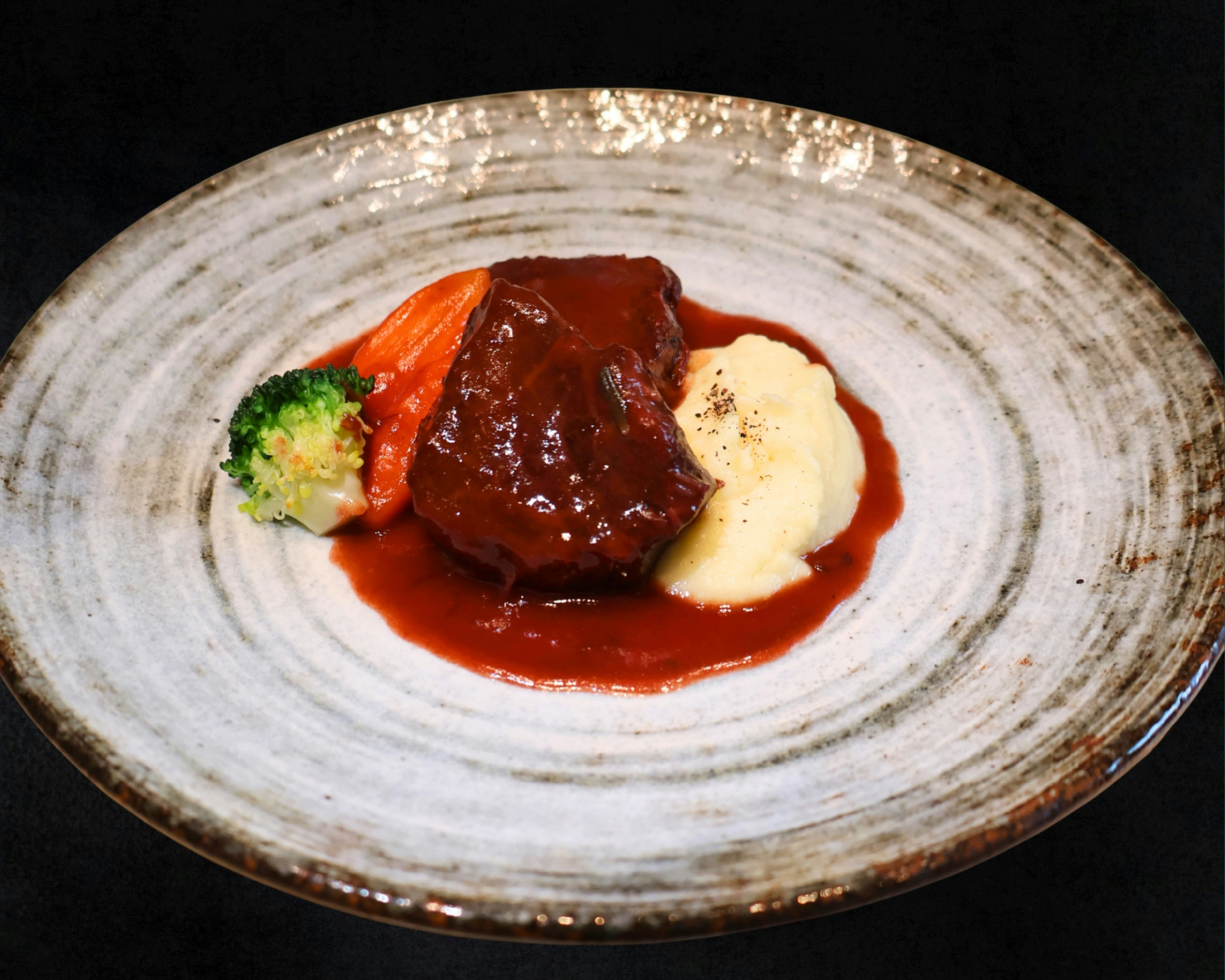 Braised beef with mashed potatoes and vegetables