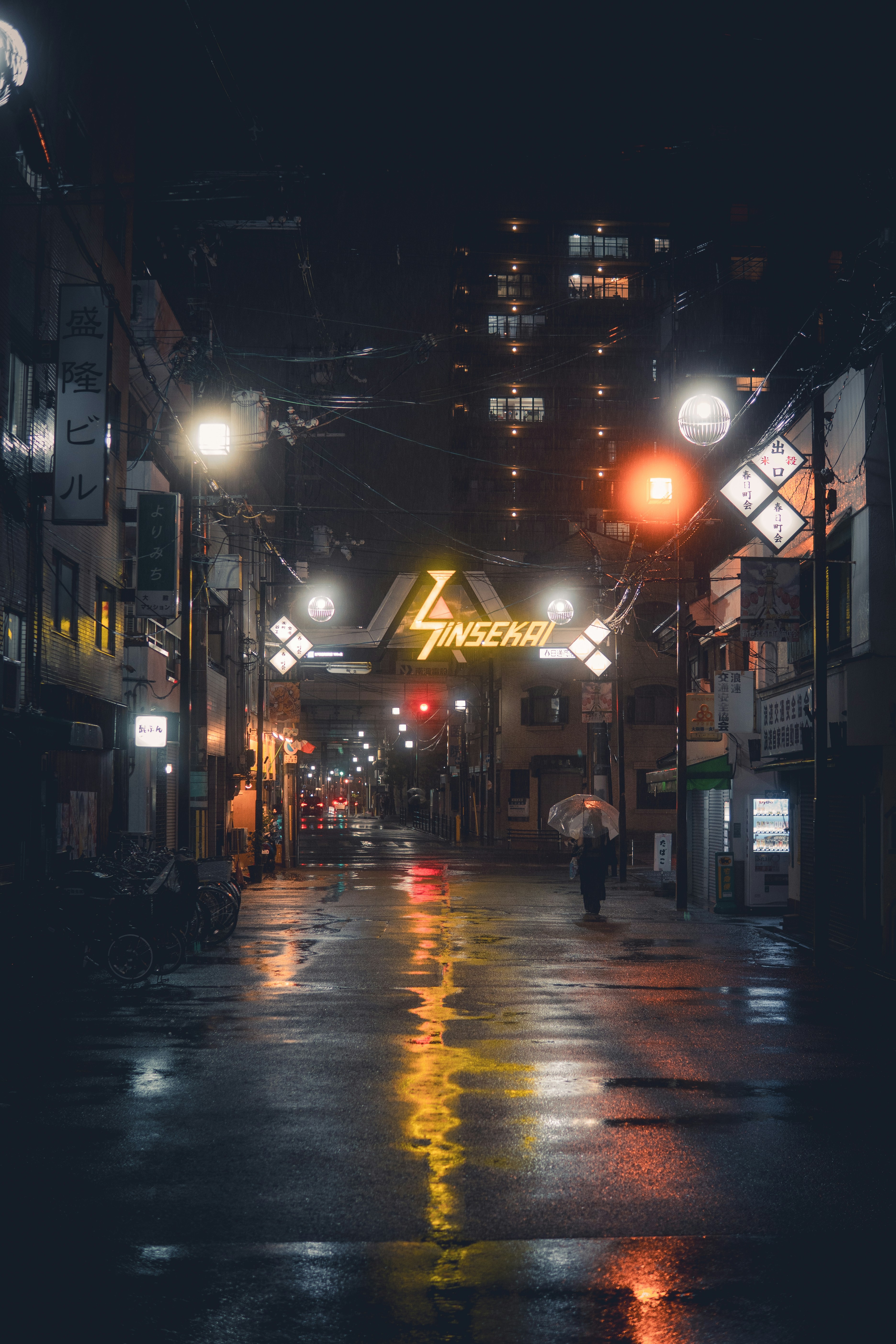 Rua chuvosa da cidade à noite com placas brilhantes