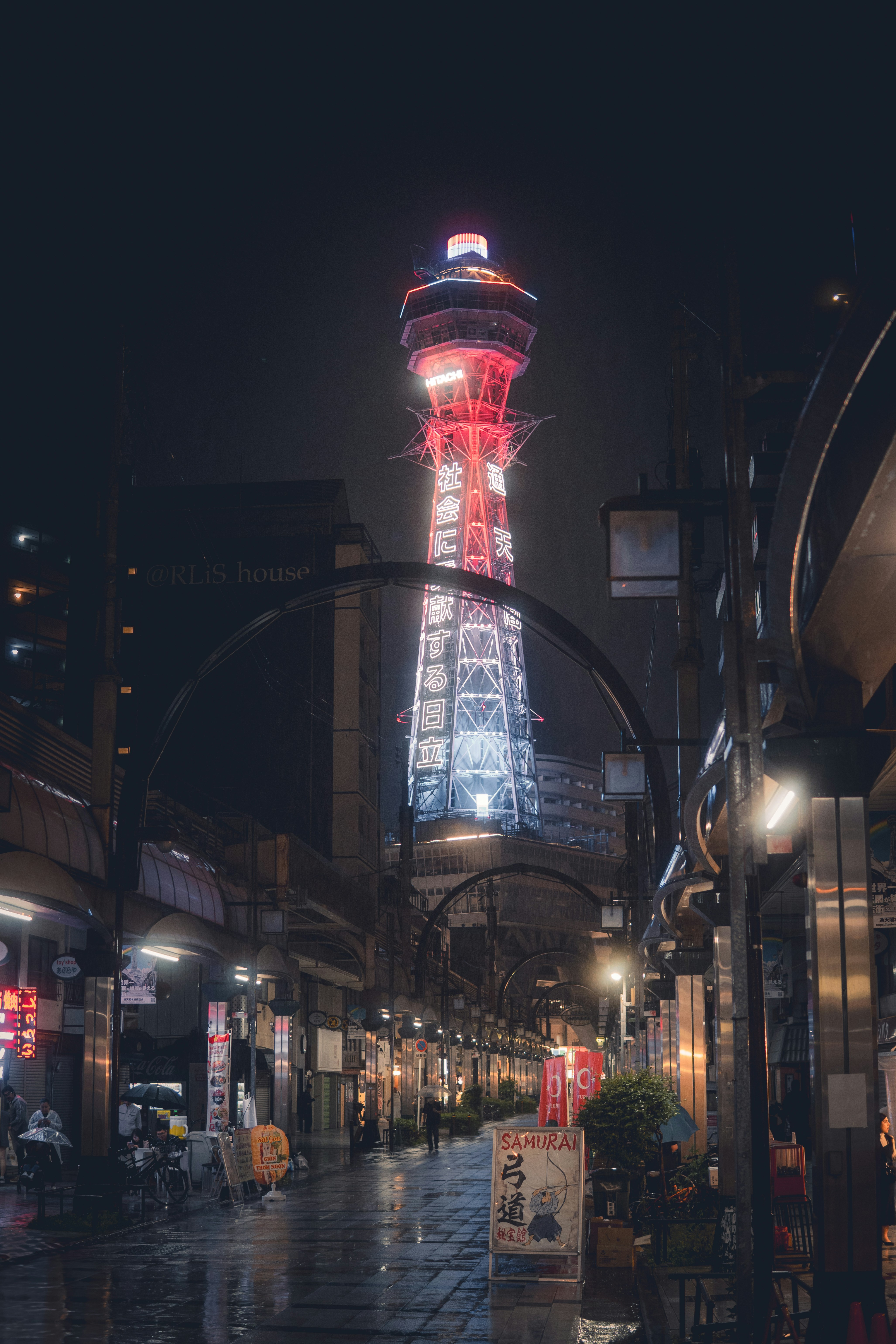 Torre Tsutenkaku iluminada à noite no distrito de Shinsekai.